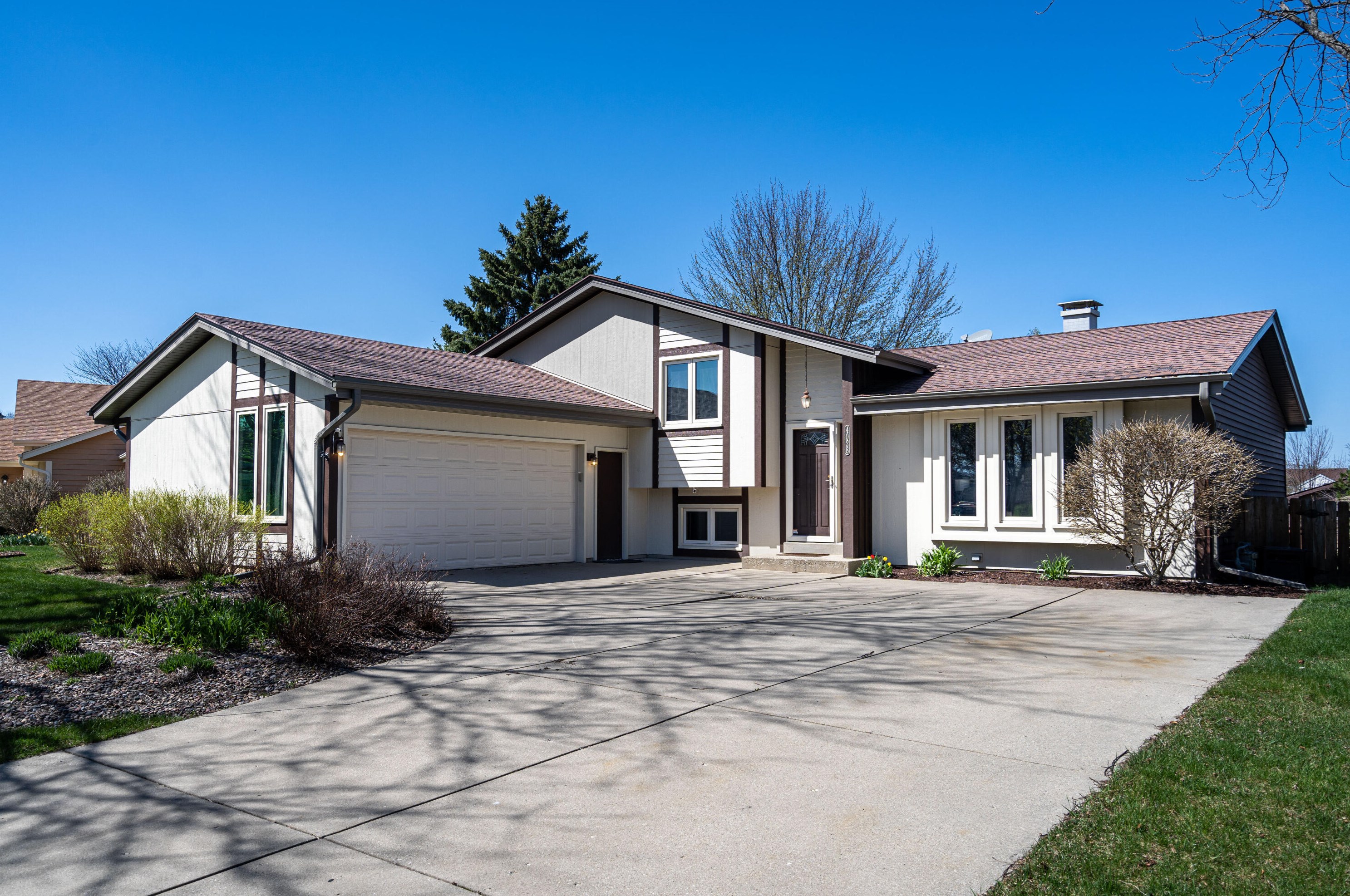 4028 W Sharon Ln, Hales Corners, WI 53132