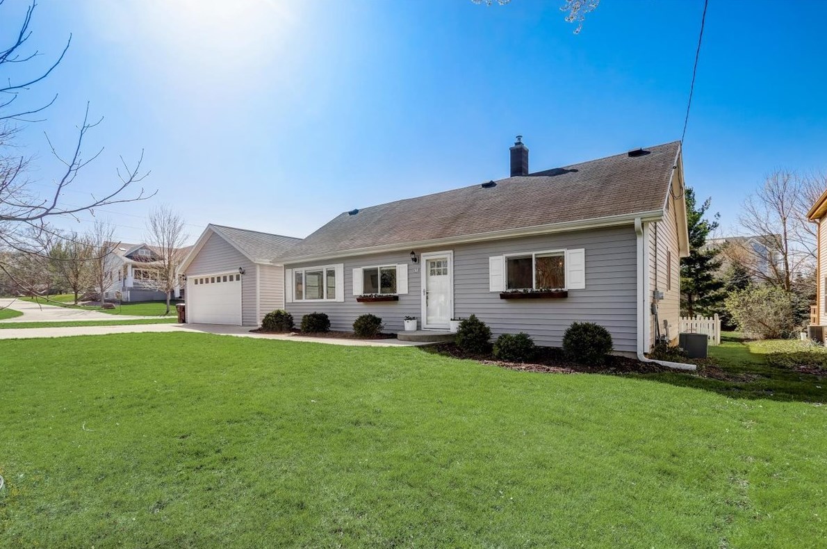 830 Wells St, Delafield, WI 53018-1854