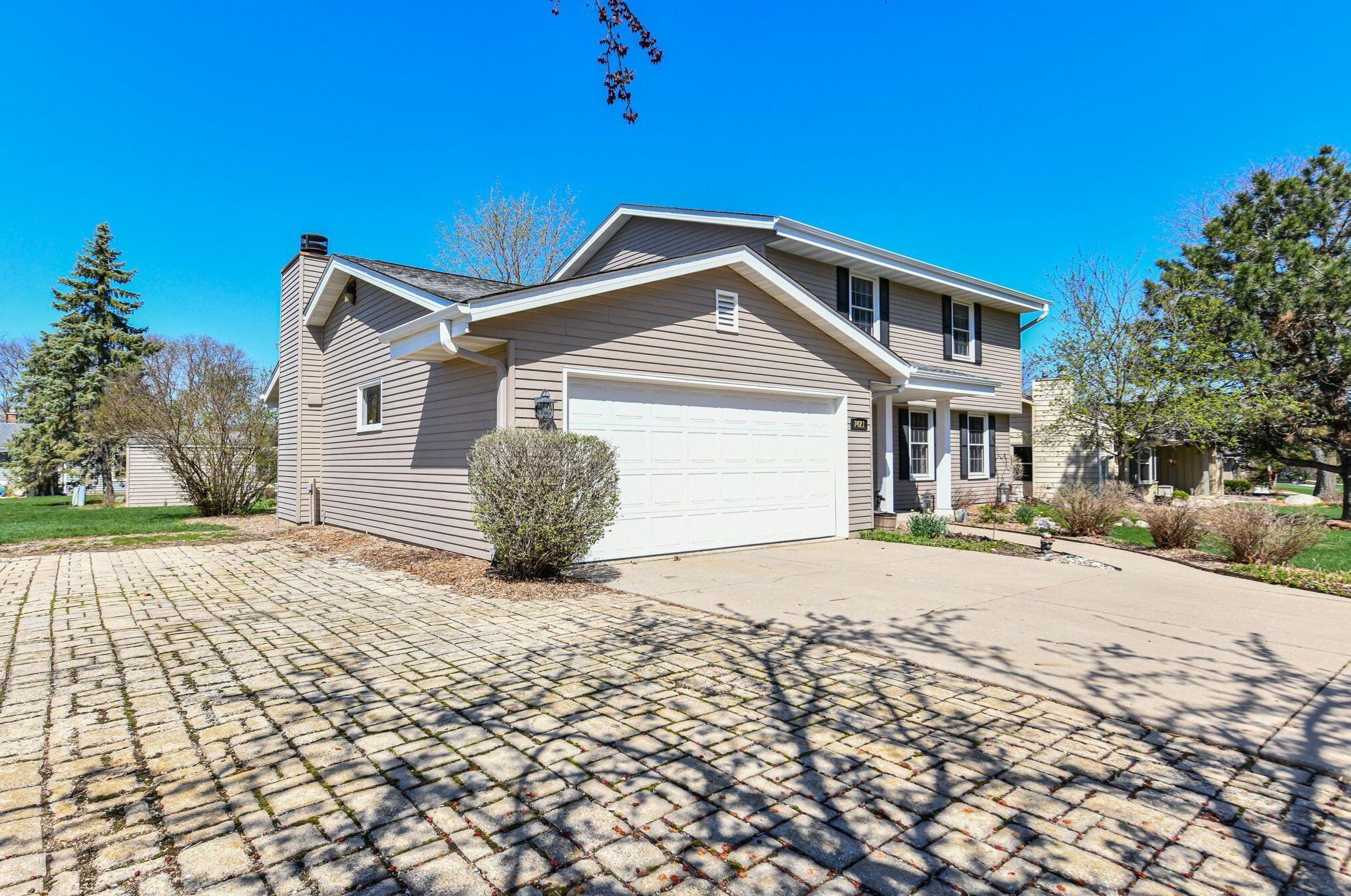7421 69th St, Hales Corners, WI 53132-8205