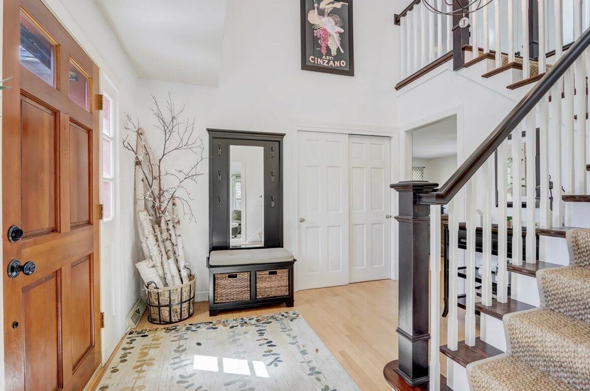 367 Birch Rd, Delafield, WI 53018-1338