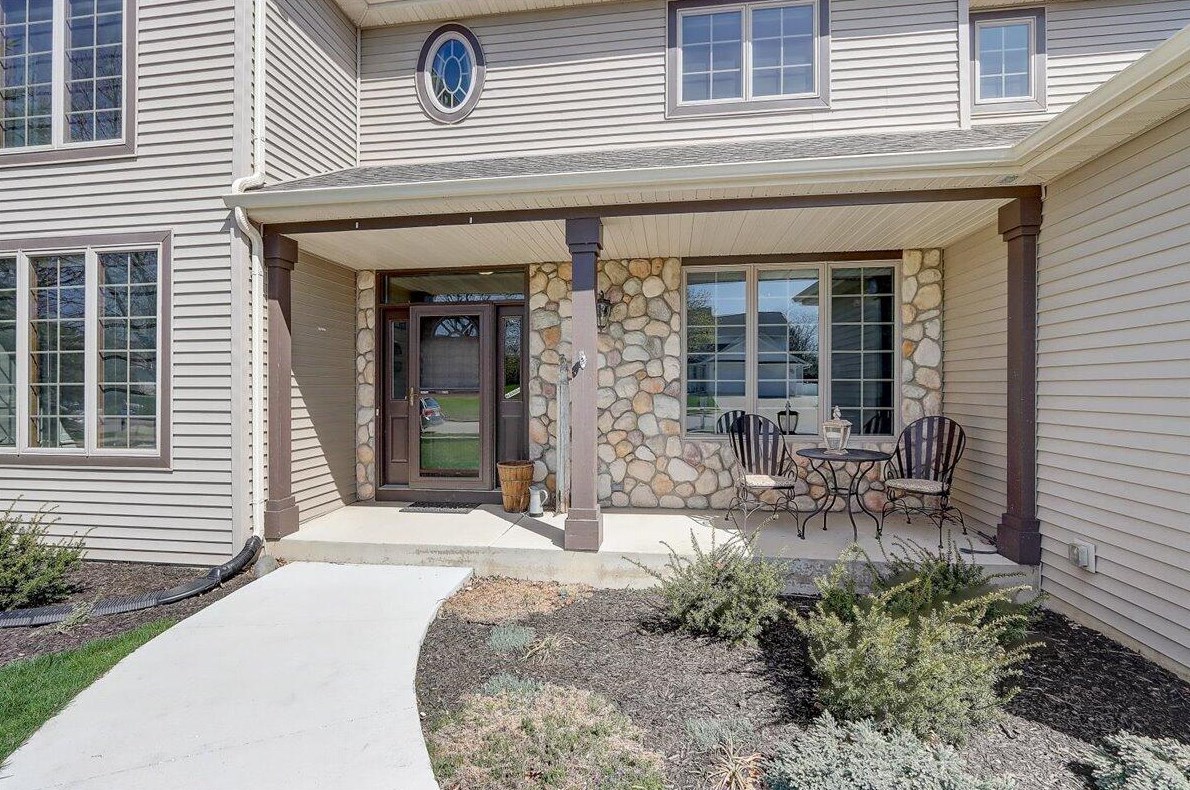 271 Pinnacle Dr, Lake Mills, WI 53551-2003