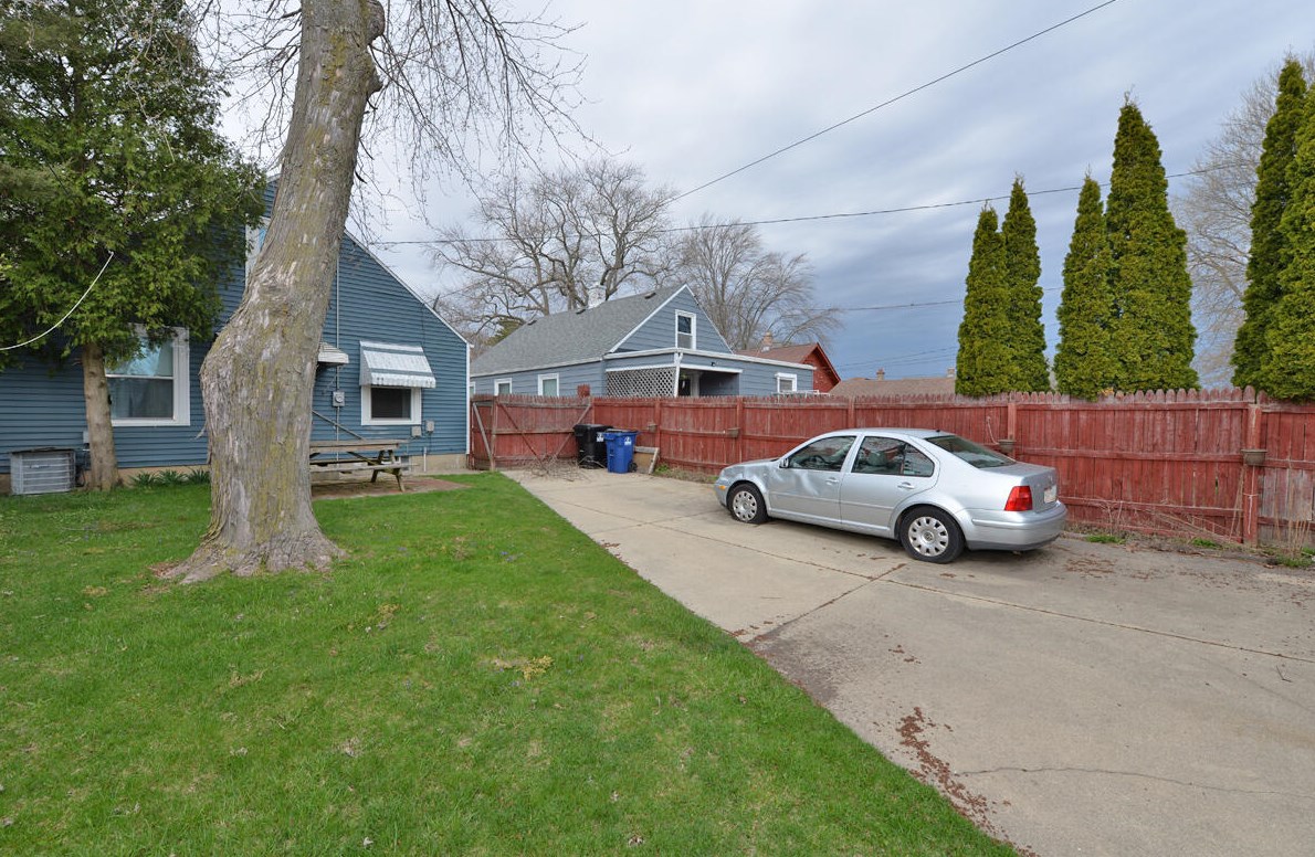 2609 Arthur Ave, Racine, WI 53405-4103