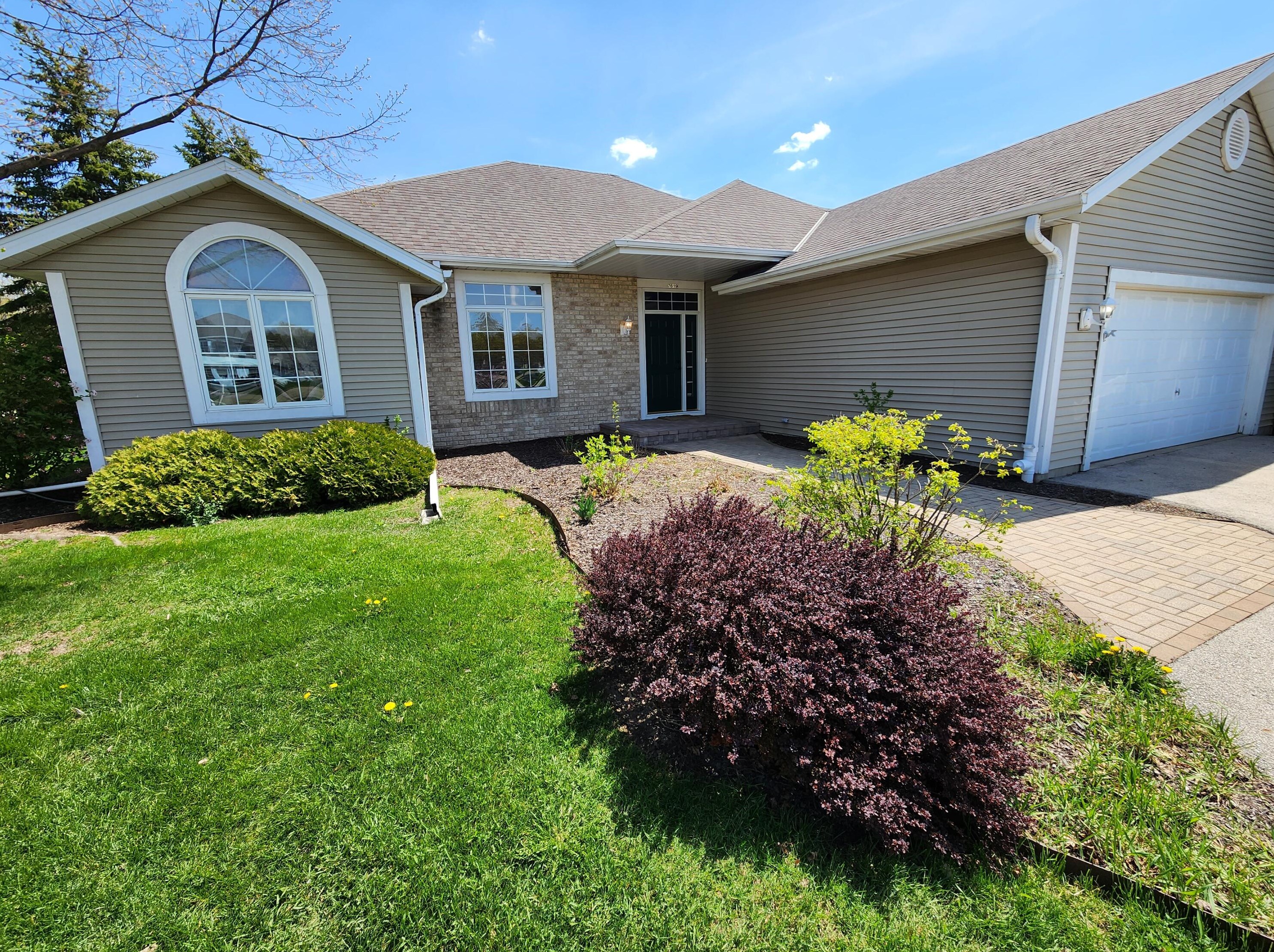 7619 Stonewood Dr, Hales Corners, WI 53132-8835