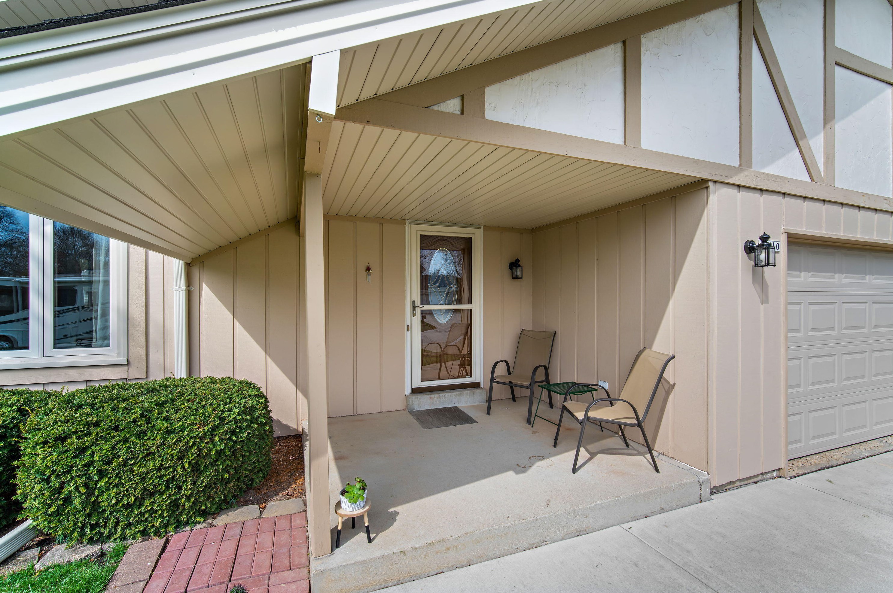 15410 W Glenora Ct, Waukesha, WI 53151