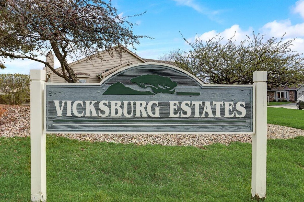 960 Lansdowne Ct, Brookfield, WI 53045