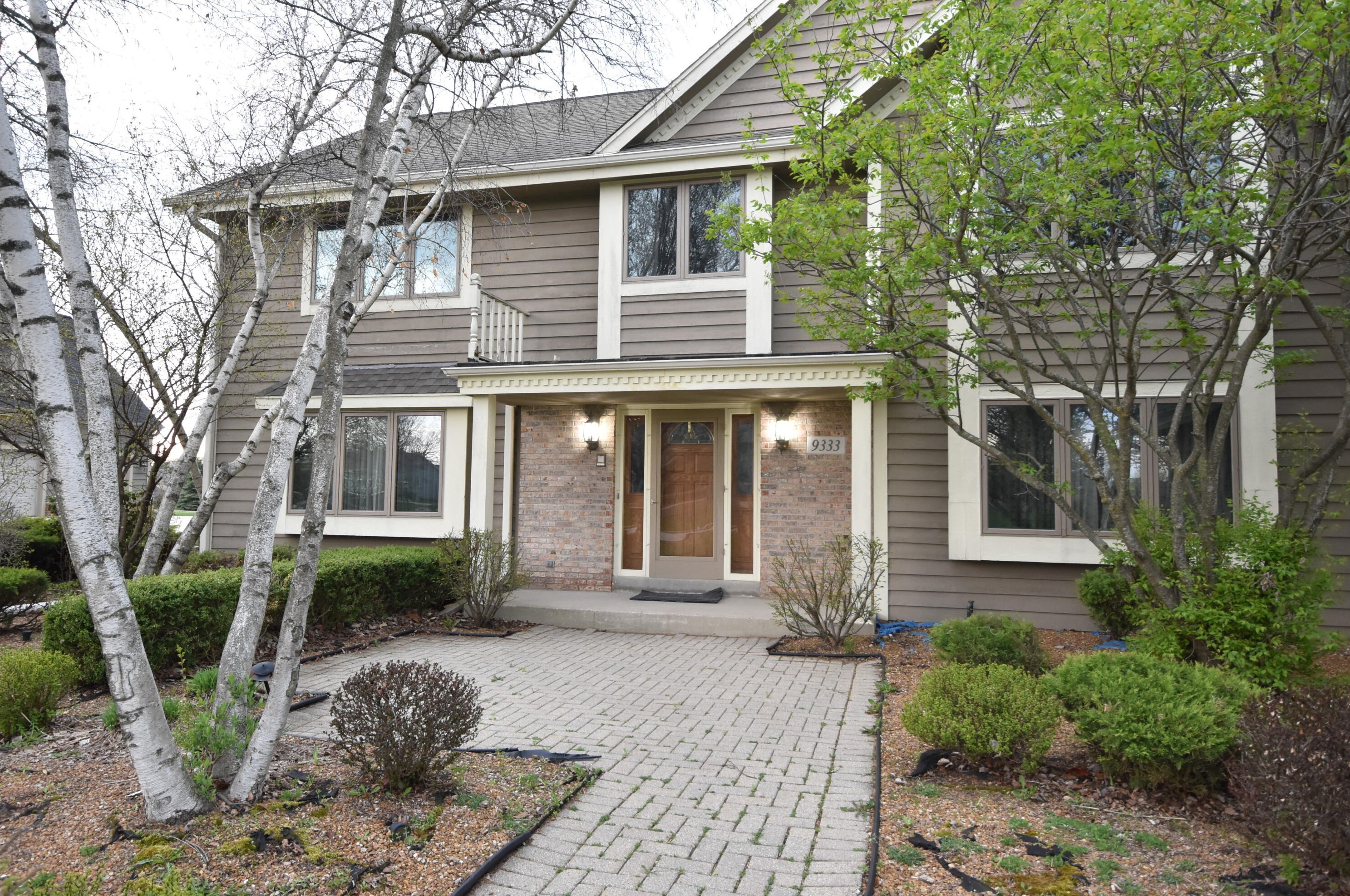 9333 Kensington Way, Hales Corners, WI 53132-8215