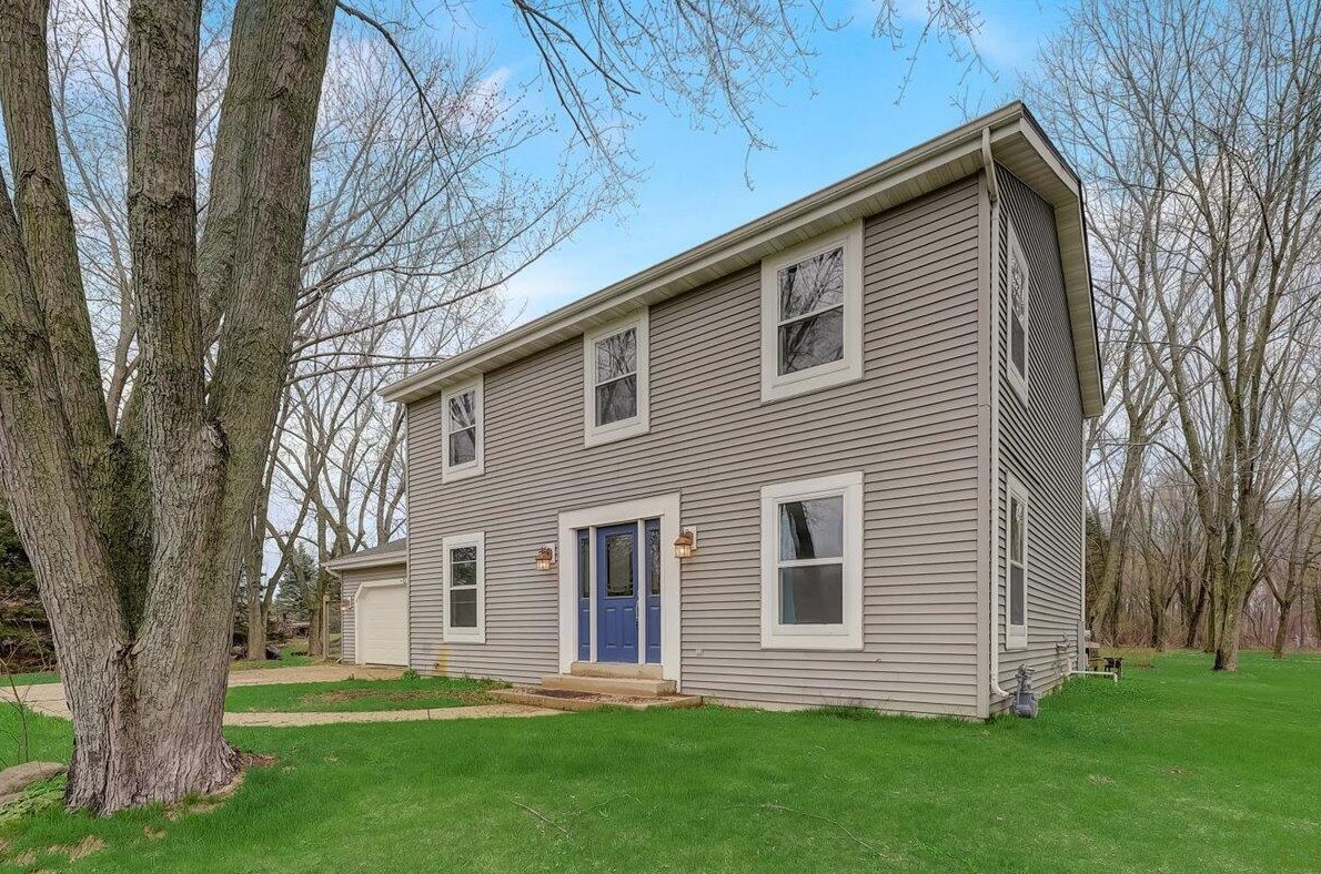 1621 Sharon Ln, Grafton, WI 53024-9646