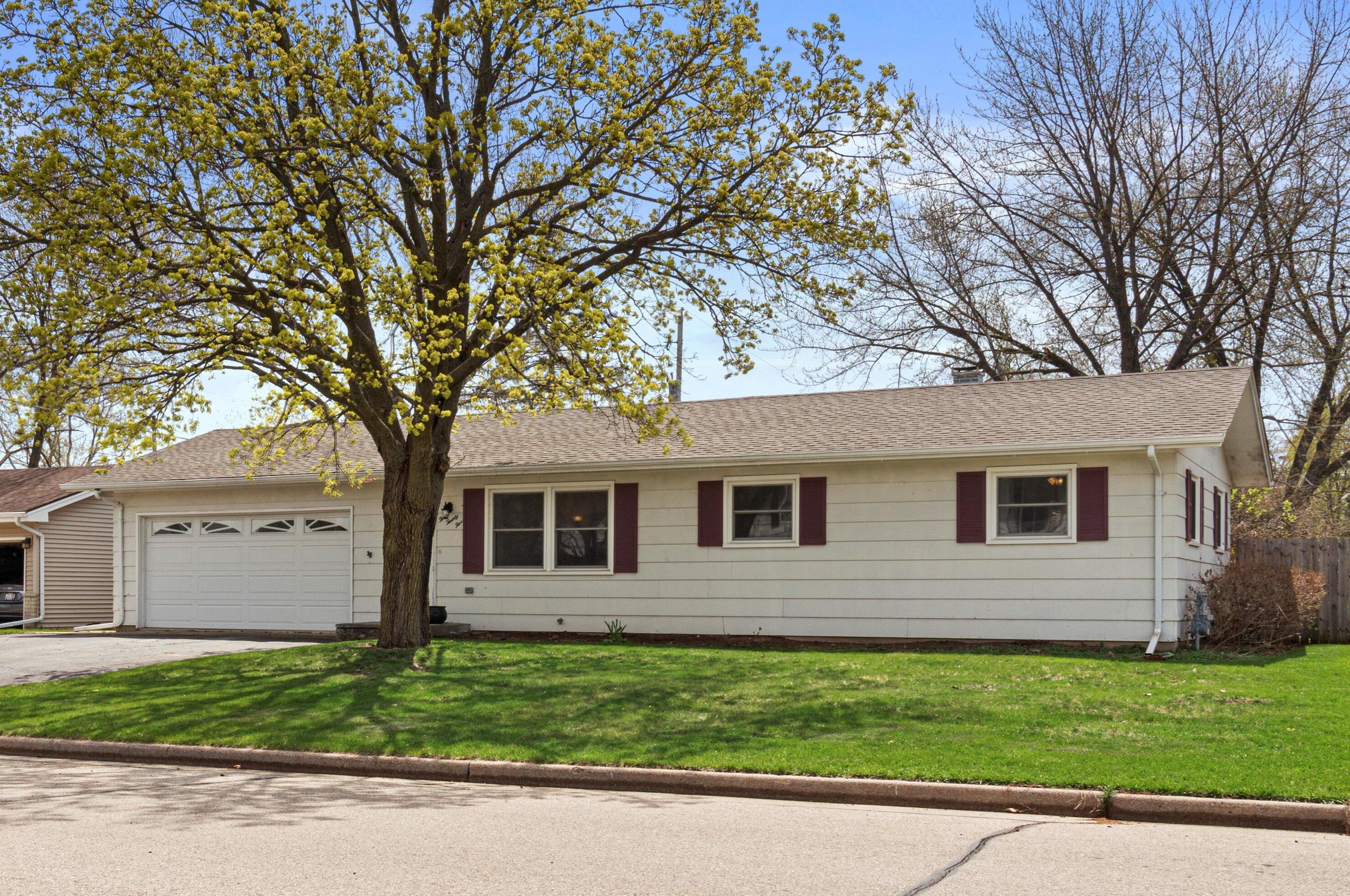 325 Paul St, Lyons, WI 53105-1331