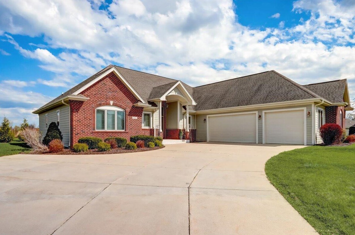 1717 Lilac Ln, Oak Creek, WI 53154-5942