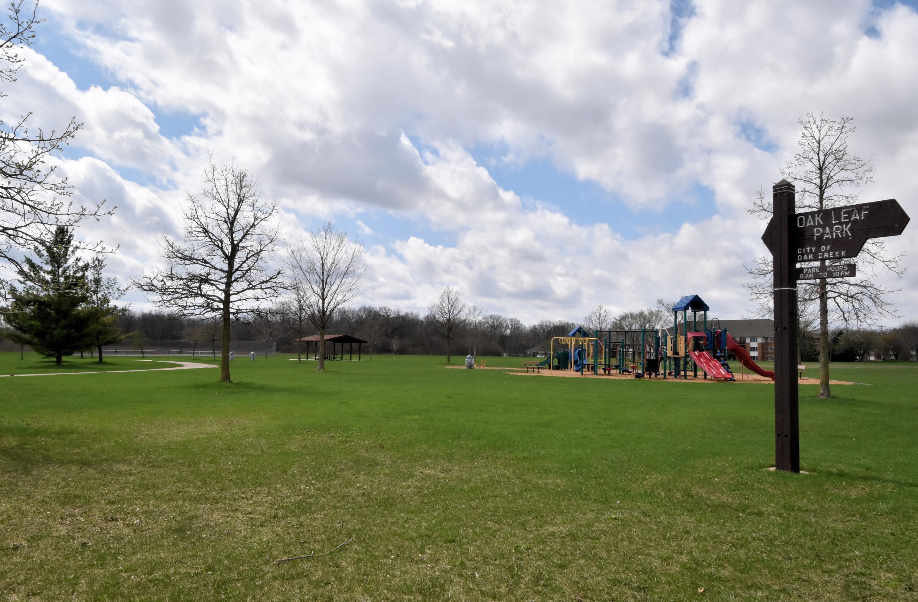 210 Oak Leaf Dr, Oak Creek WI  53154-4462 exterior