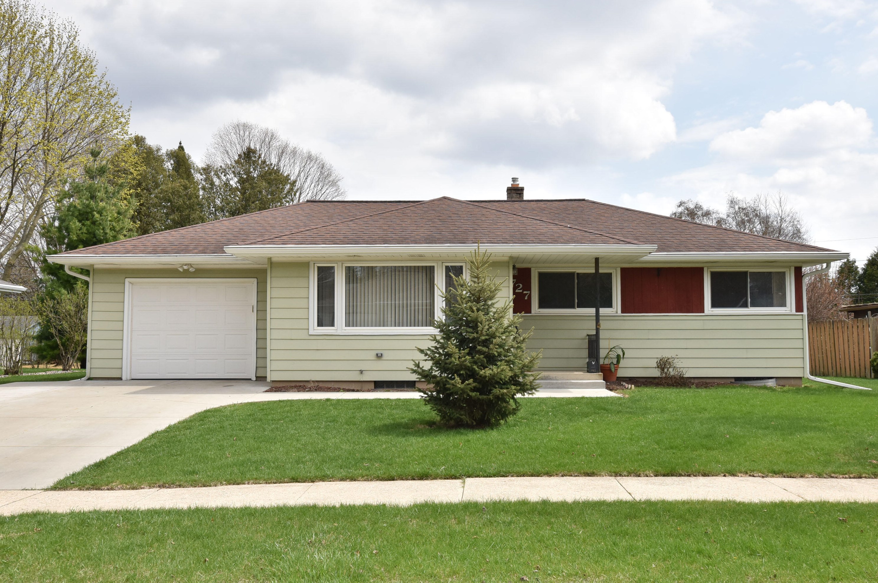 727 Green Tree Rd, West Bend, WI 53090