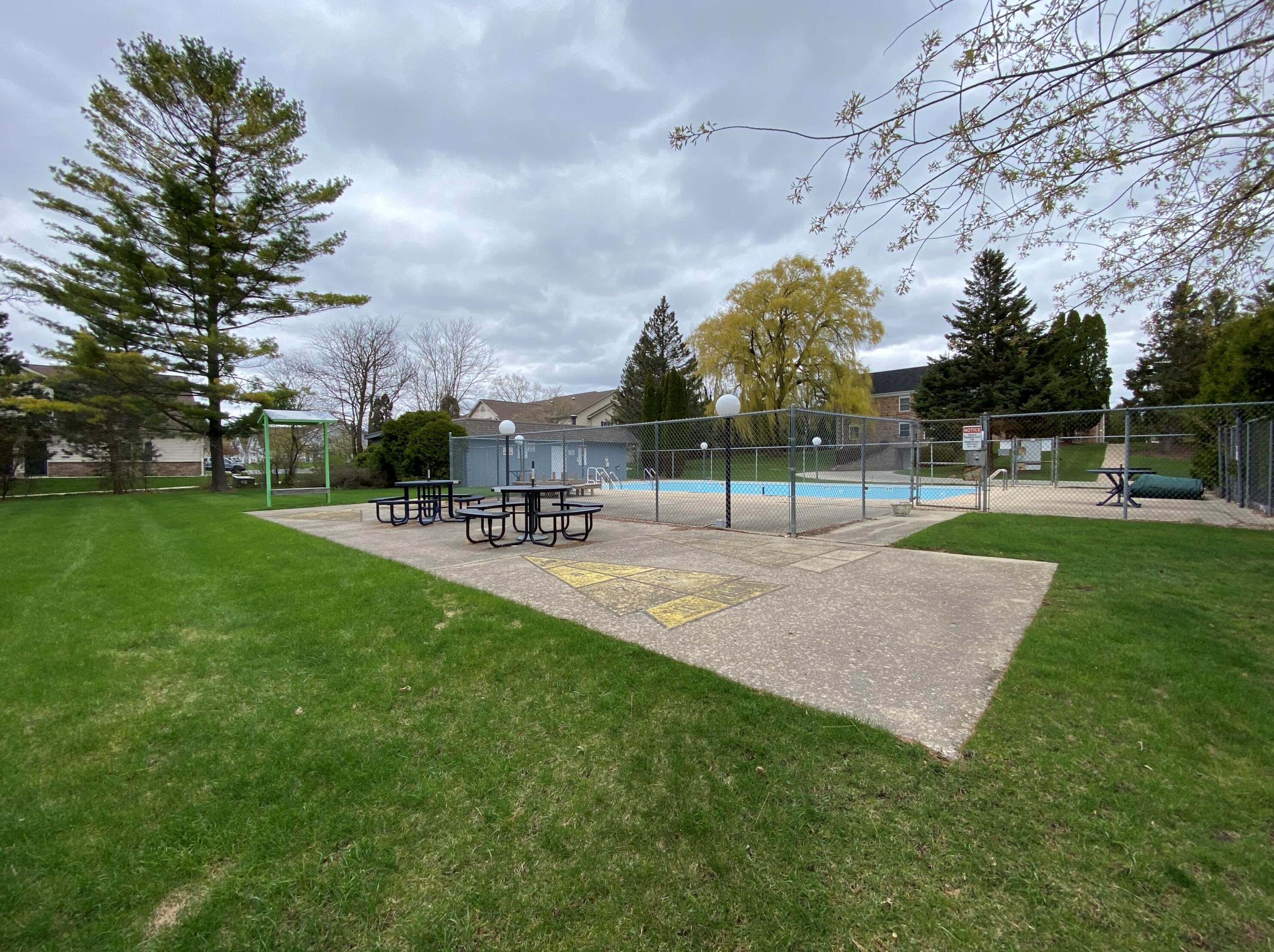 2033 Chateau Ct, Grafton WI  53024-2519 exterior
