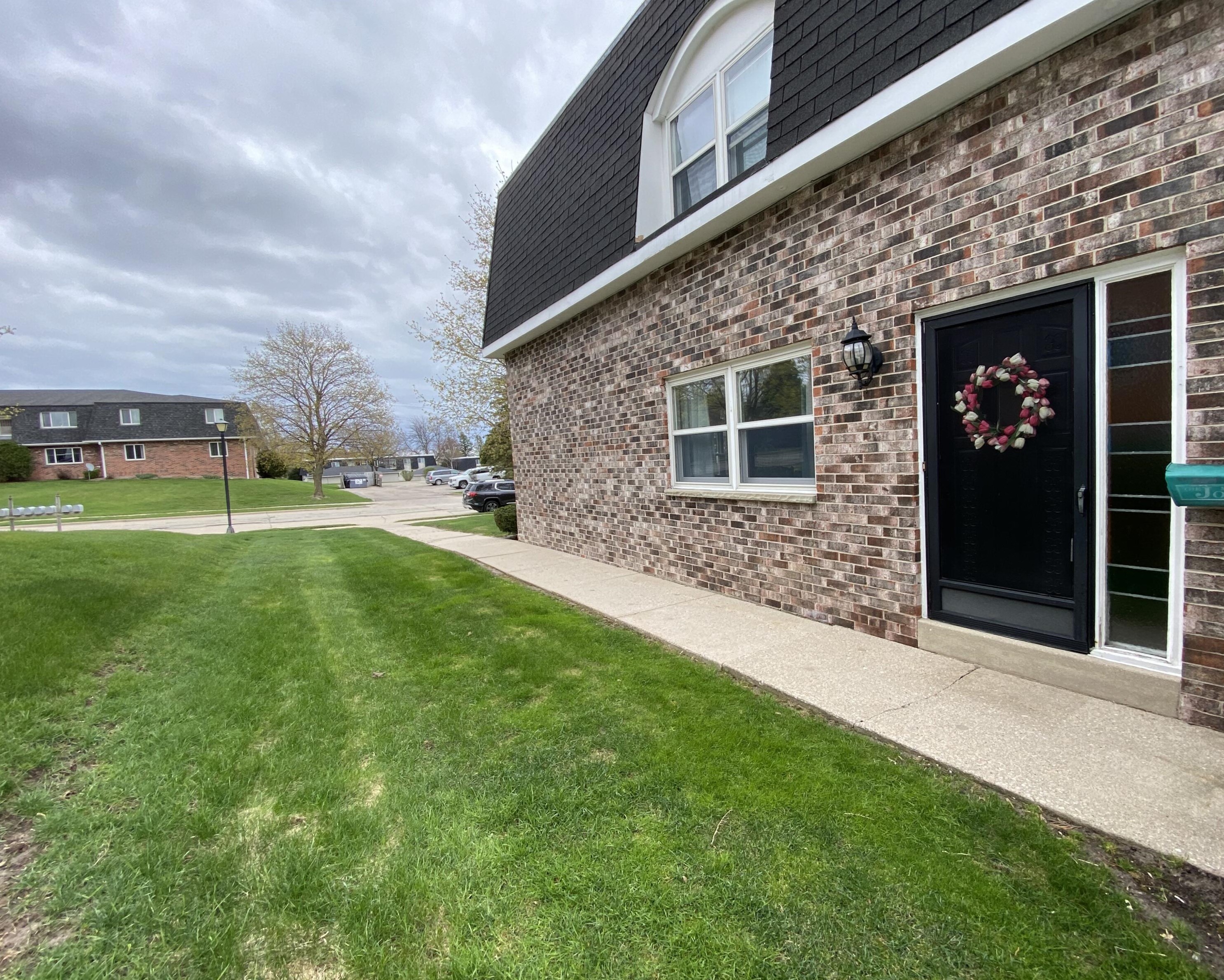 2033 Chateau Ct, Grafton WI  53024-2519 exterior
