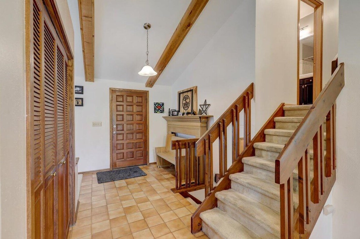 530 High Knoll Dr, Cedarburg, WI 53012