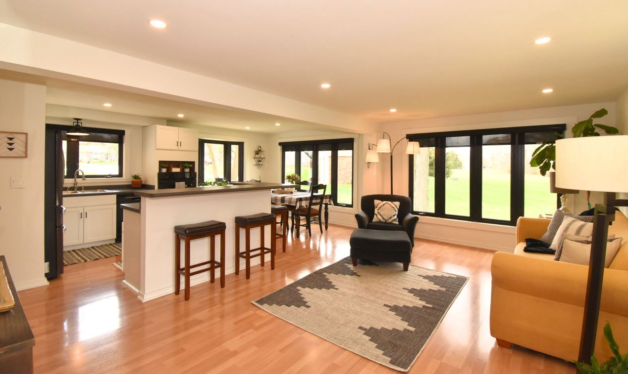 293 Meadowside Ct, Pewaukee, WI 53072-2415