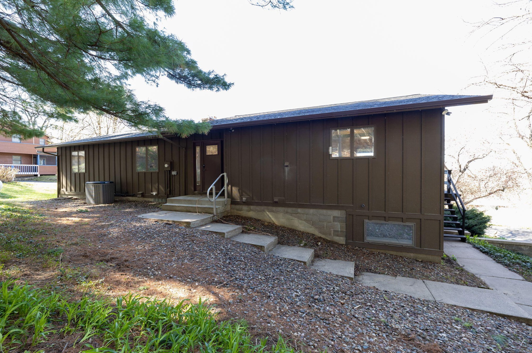 916 Fountain St, Fountain City, WI 54629-8231
