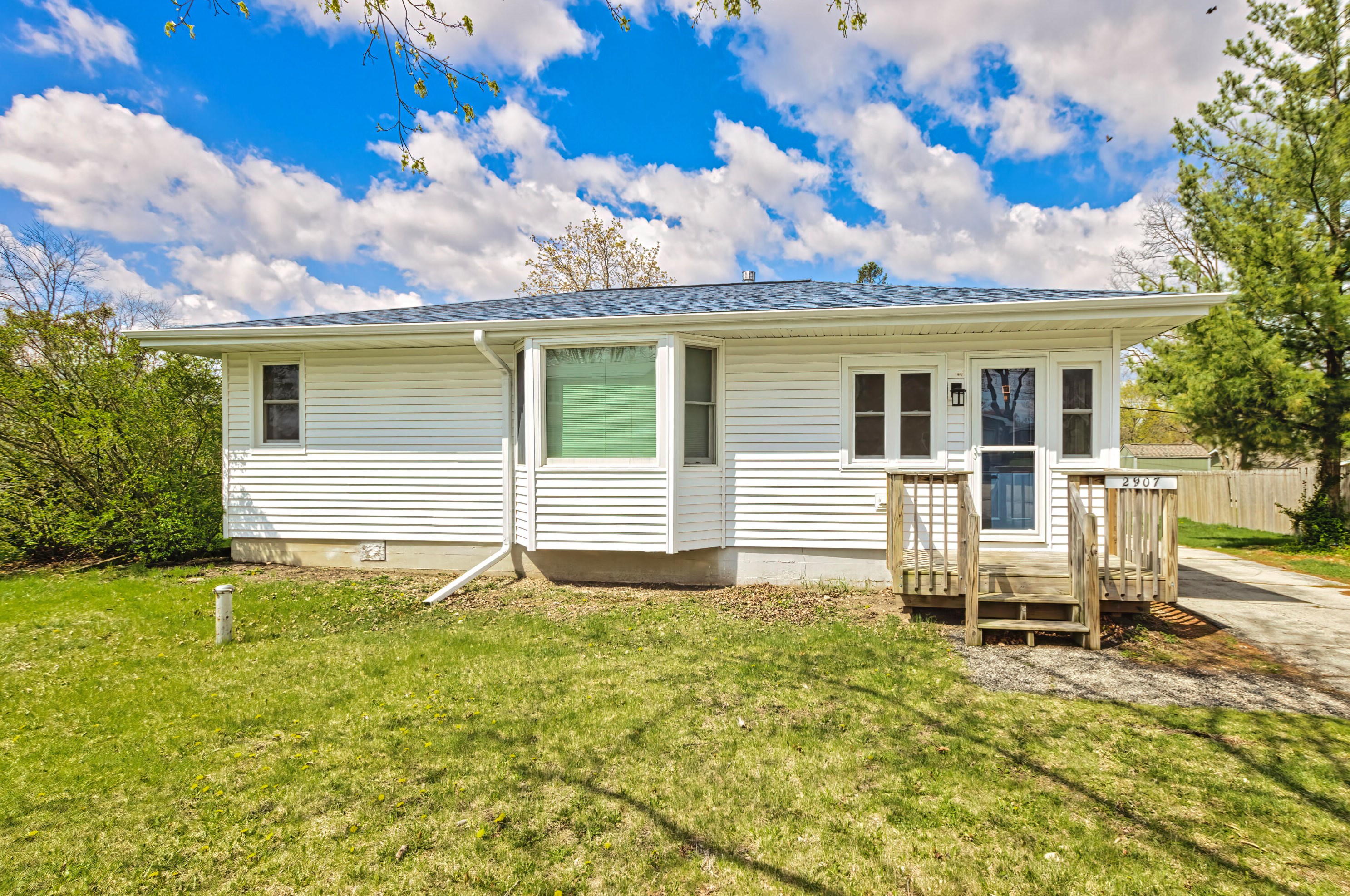 2907 Elizabeth Ln, Twin Lakes, WI 53181