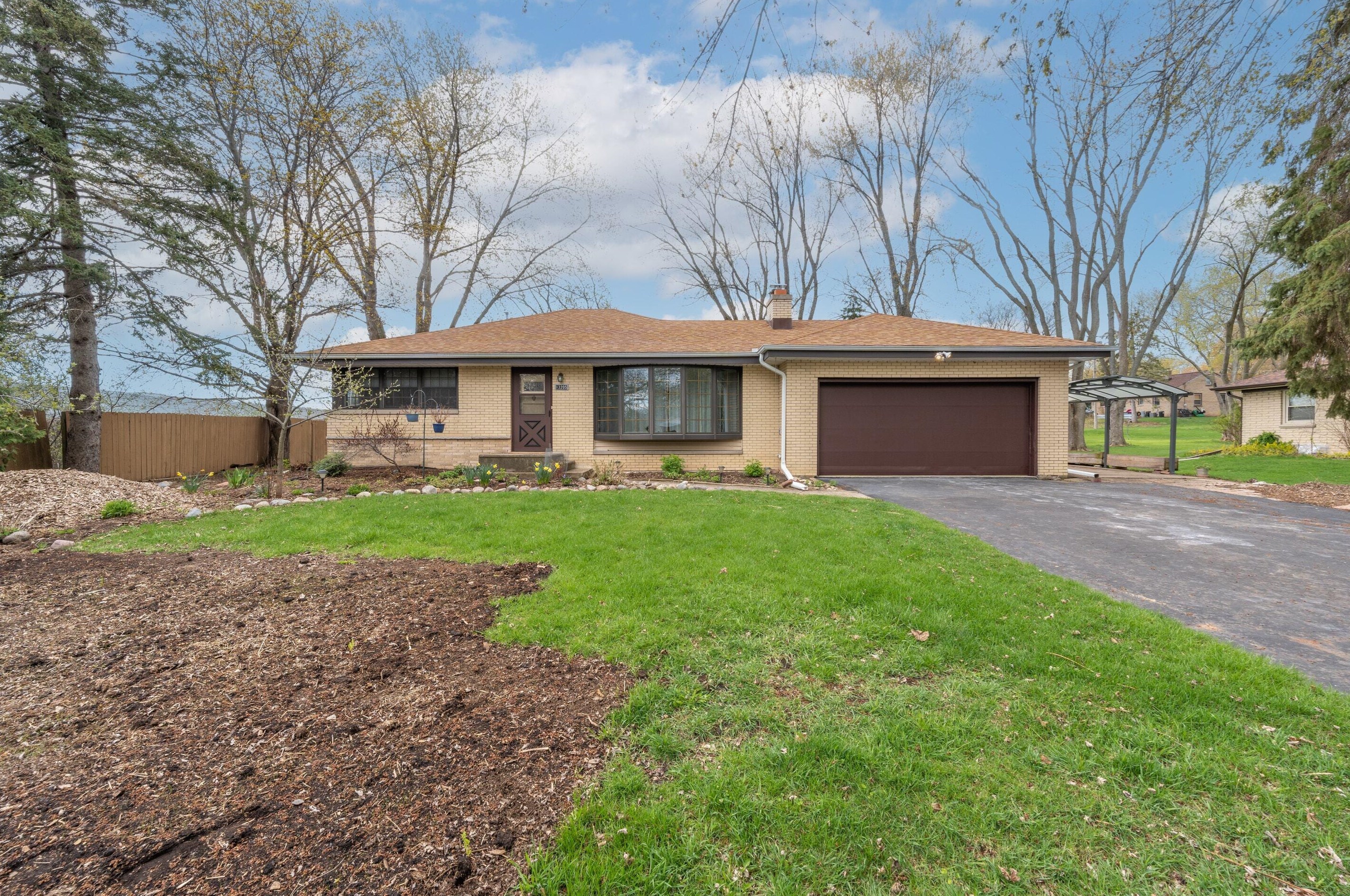 13205 Hope St, Brookfield, WI 53005-1725