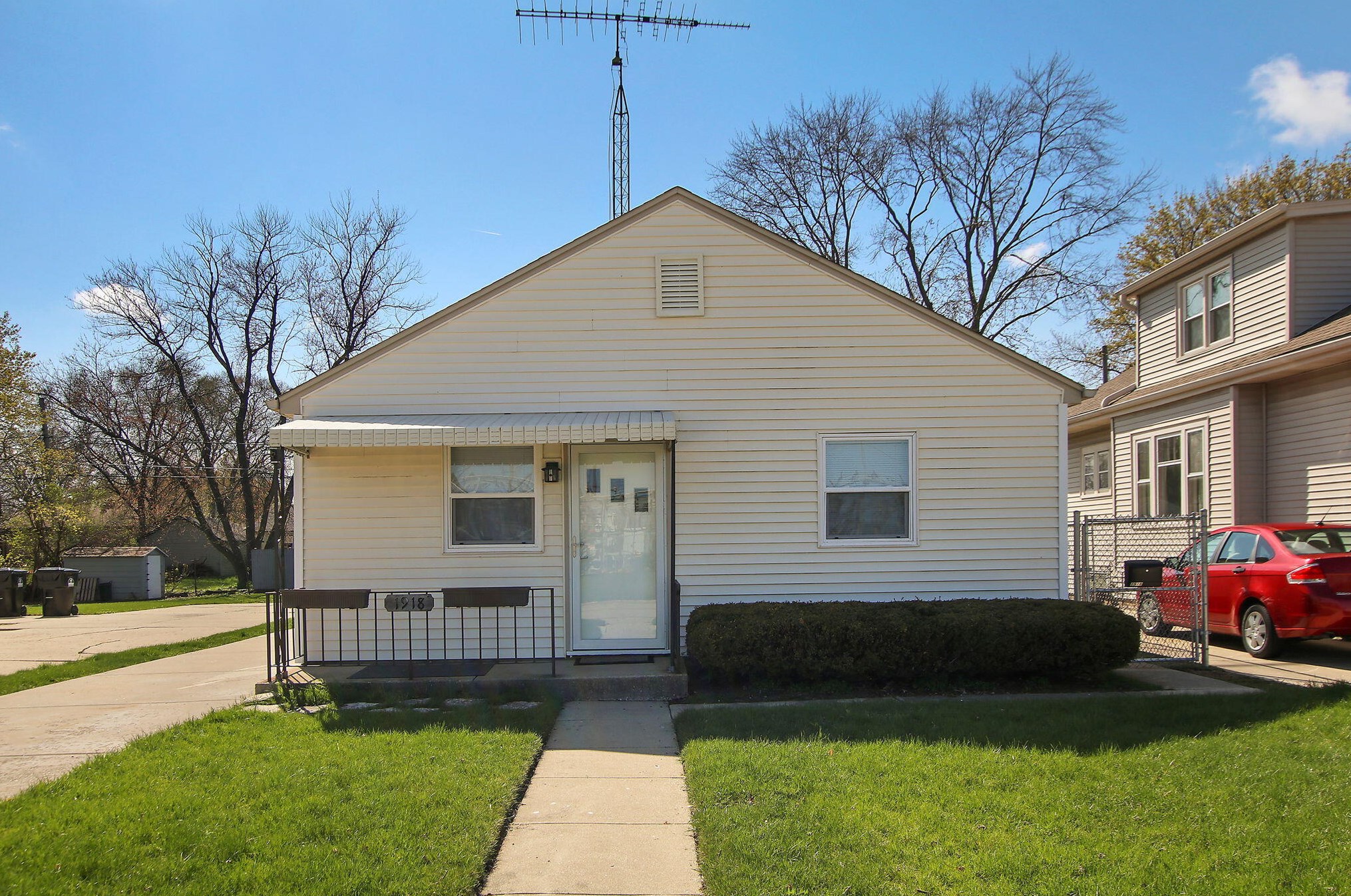 1918 Hayes Ave, Racine, WI 53405-3846