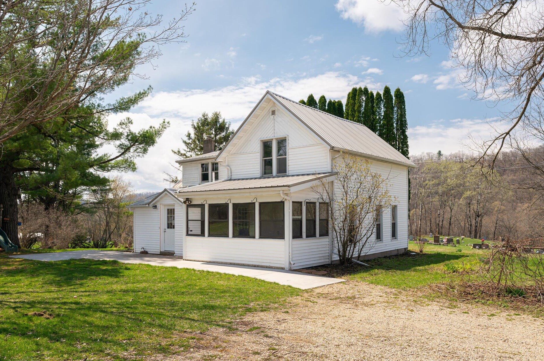 754 N Seelyburg Rd, La Farge, WI 54639