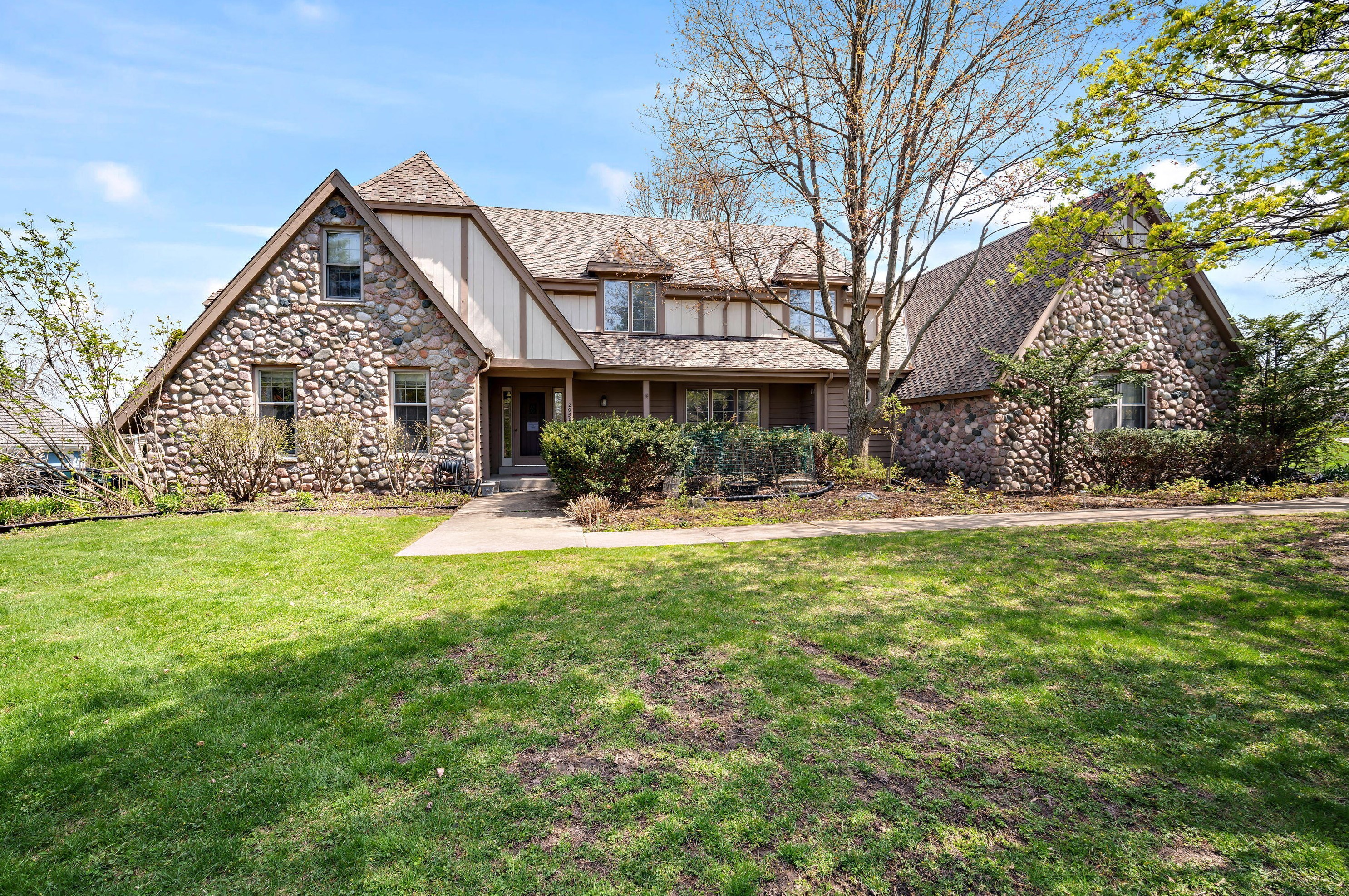 20585 Bartlett Dr, Brookfield, WI 53045-1720