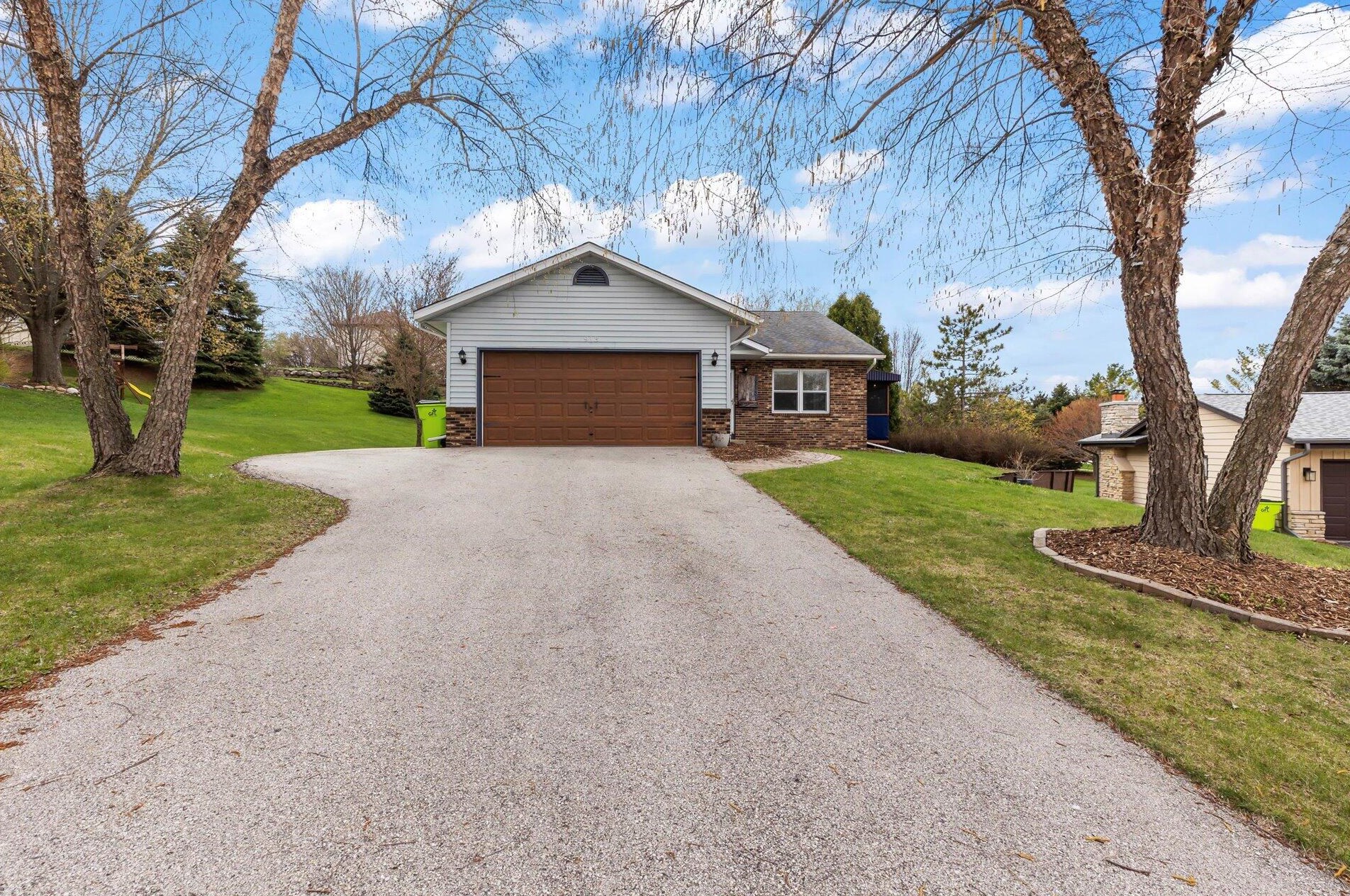 913 Manchester Ct, Chenequa, WI 53029