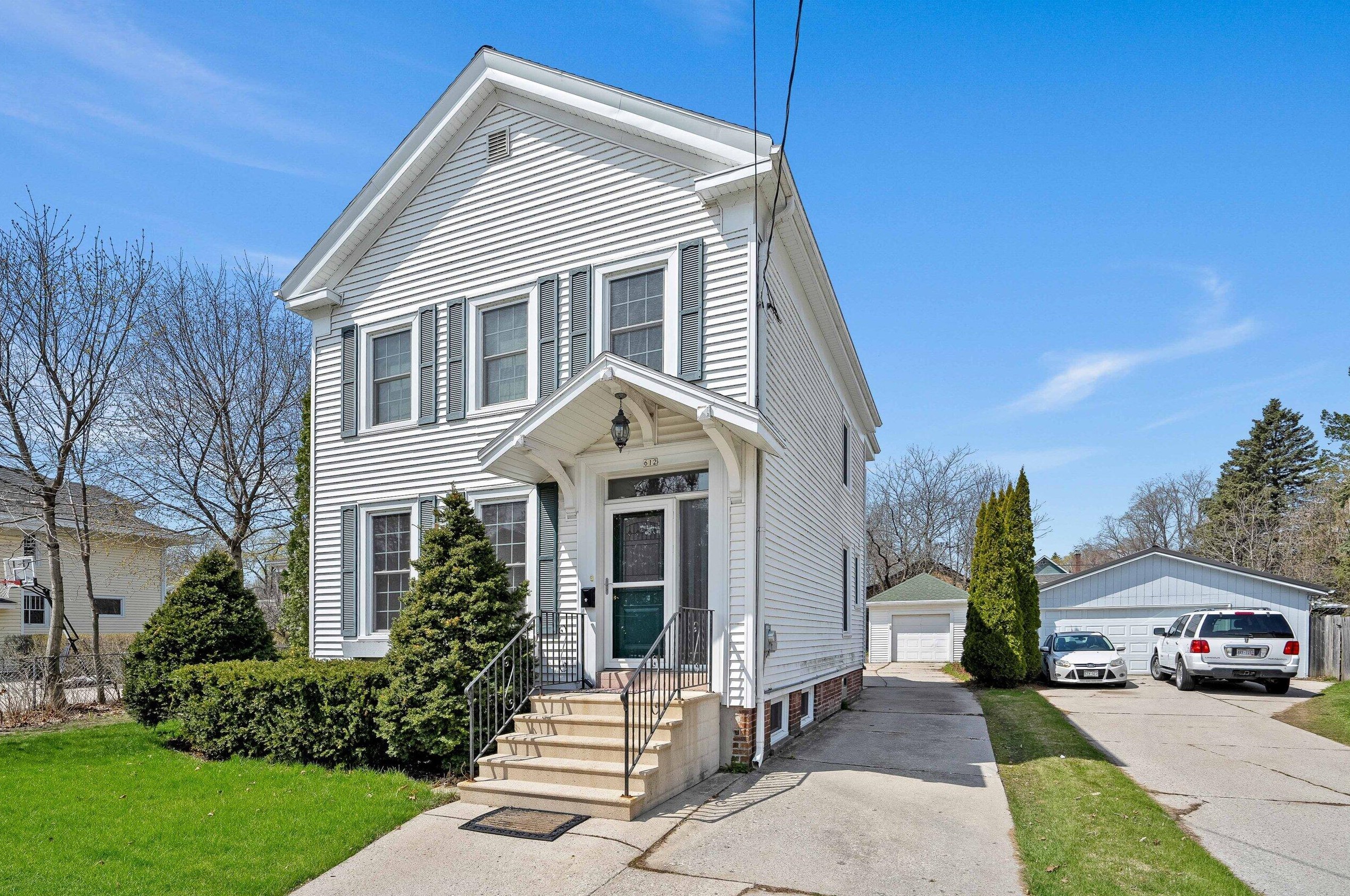 612 N 6th St, Manitowoc, WI 54220