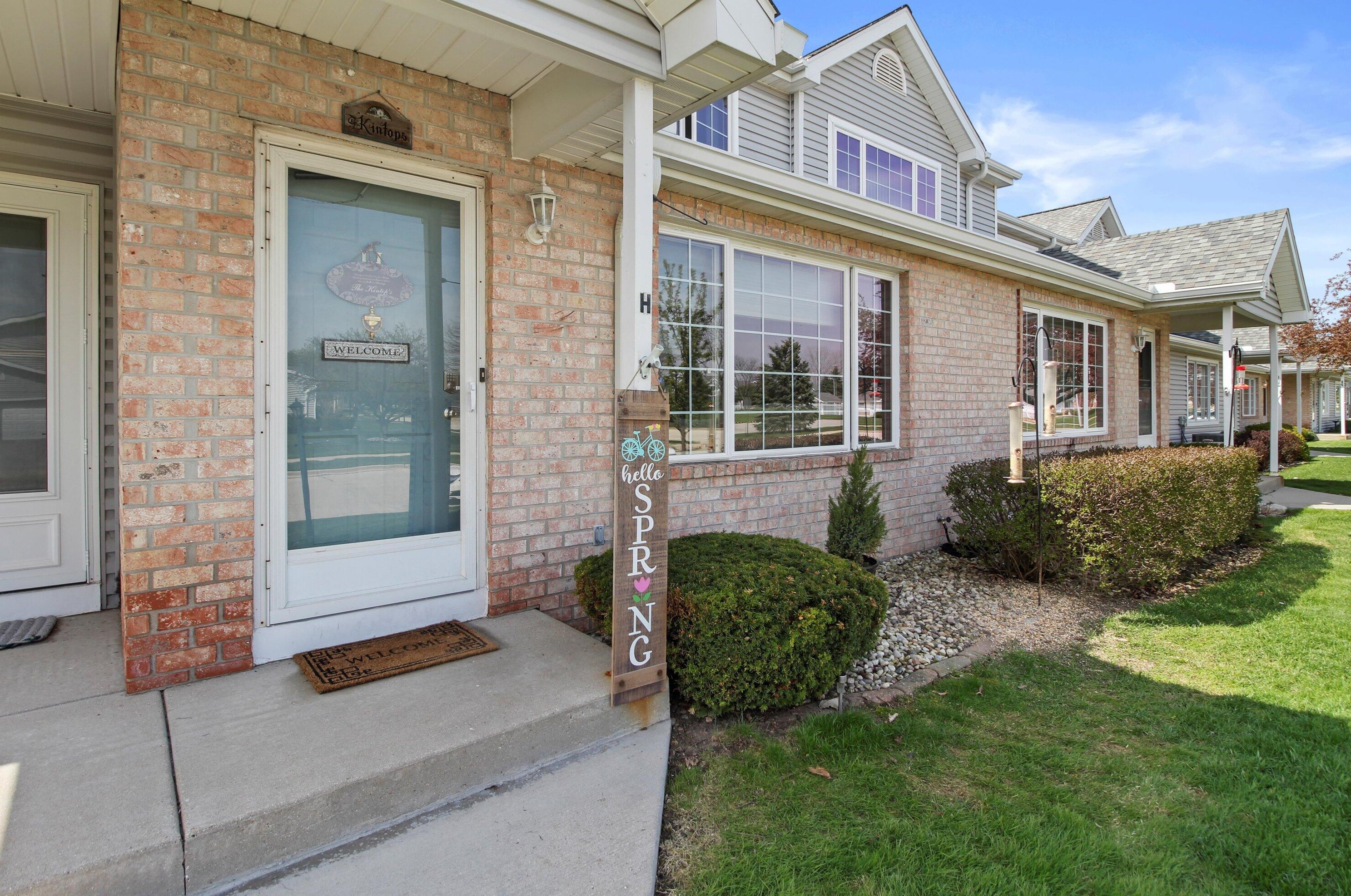 10209 W Whitnall Edge Dr #h, Hales Corners, WI 53132