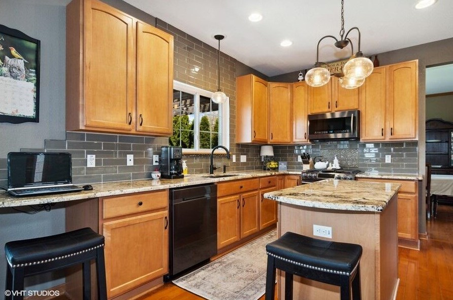 632 Creekwood Dr, West Bend, WI 53095