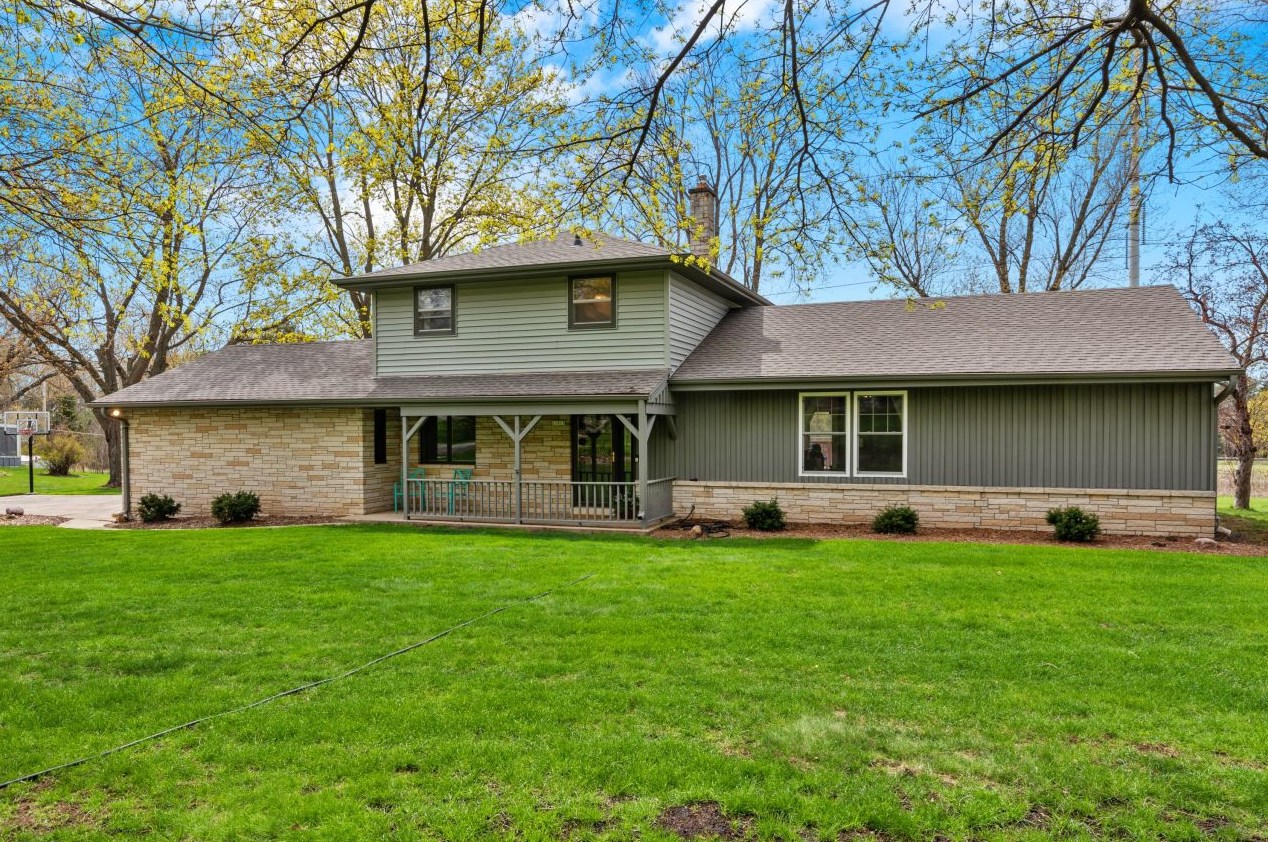 11915 N Ridgeway Ave, Thiensville, WI 53097