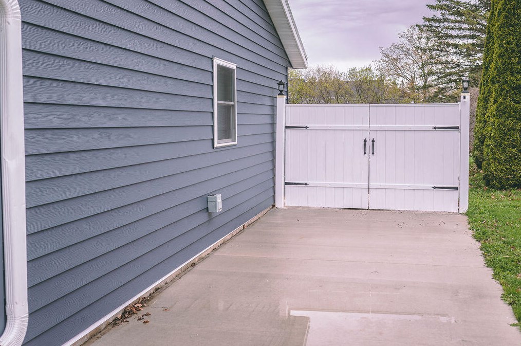 1716 Eisenhower St, New Holstein, WI 53061