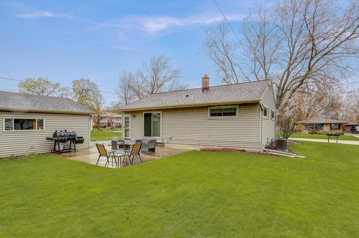 819 Evert St, Pewaukee WI  53072-3706 exterior