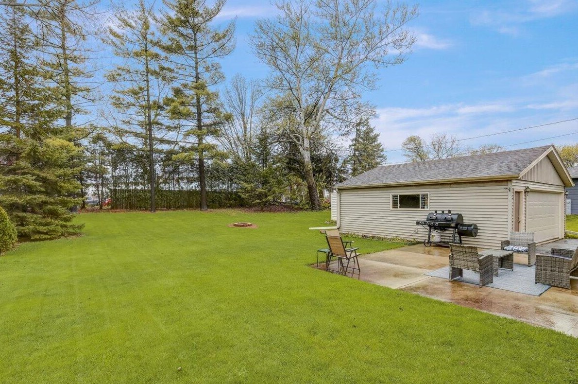 819 Evert St, Pewaukee WI  53072-3706 exterior