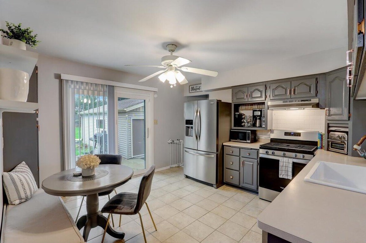 819 Evert St, Pewaukee WI  53072-3706 exterior