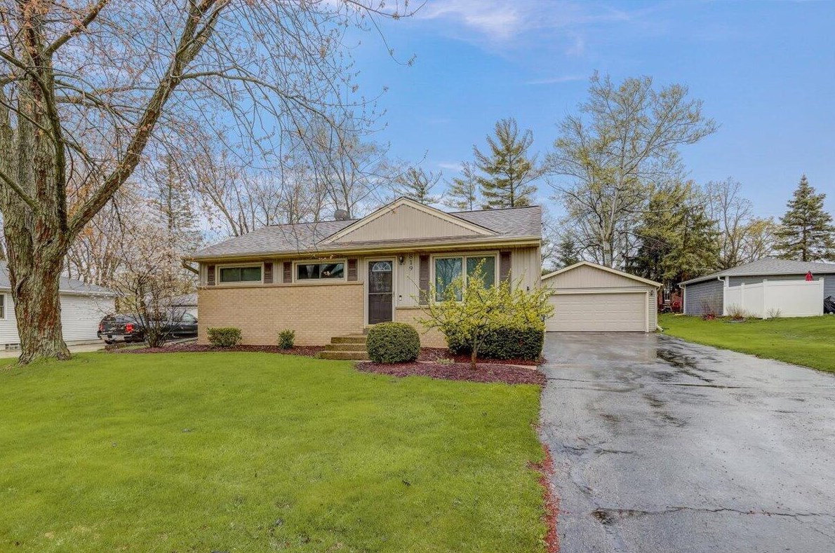 819 Evert St, Pewaukee WI  53072-3706 exterior