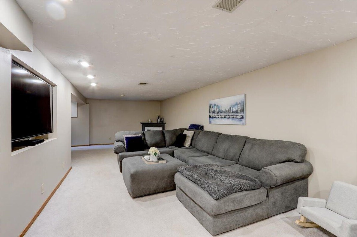 819 Evert St, Pewaukee WI  53072-3706 exterior