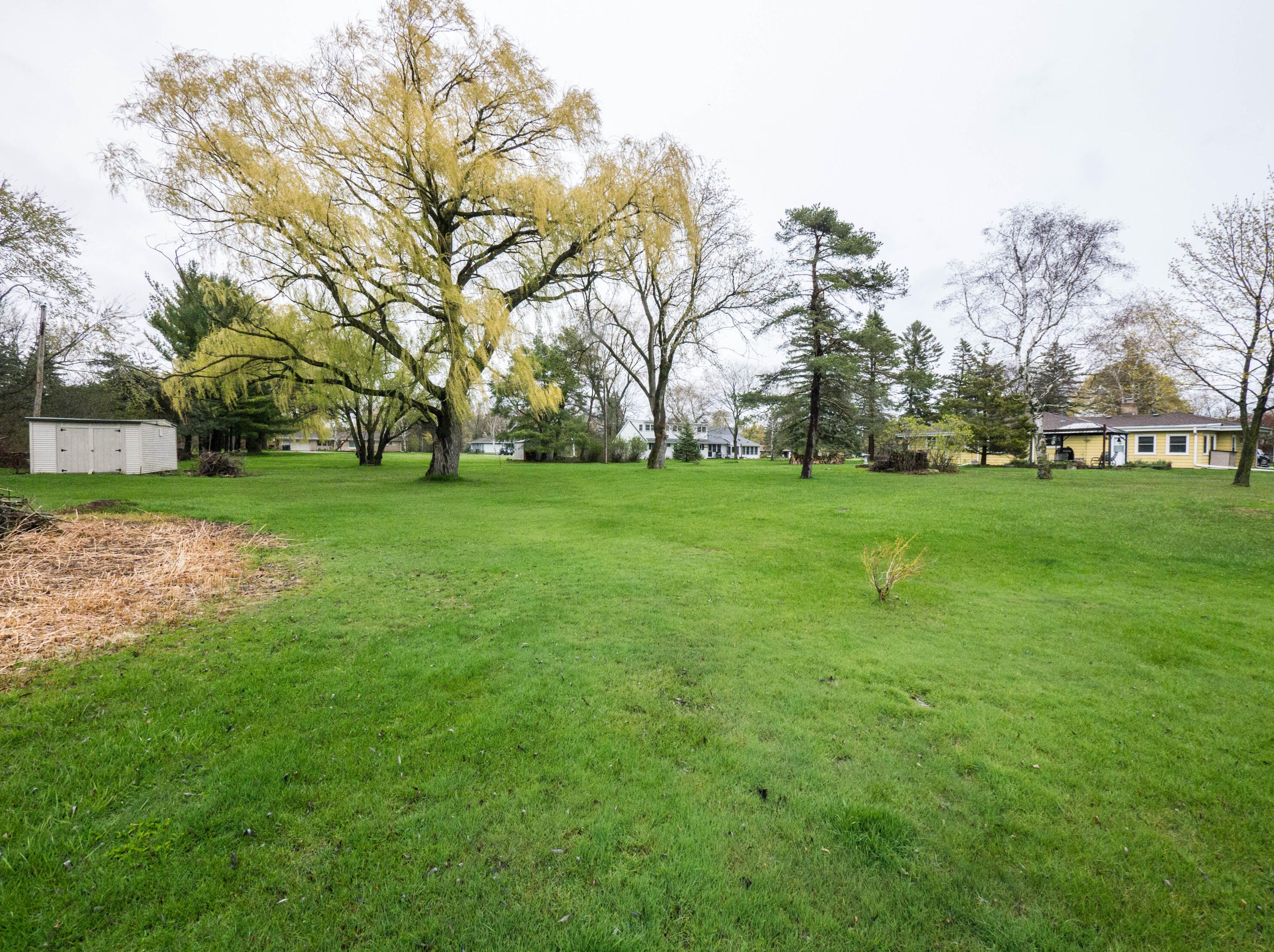 9701 N Greenview Ln, Thiensville, WI 53092