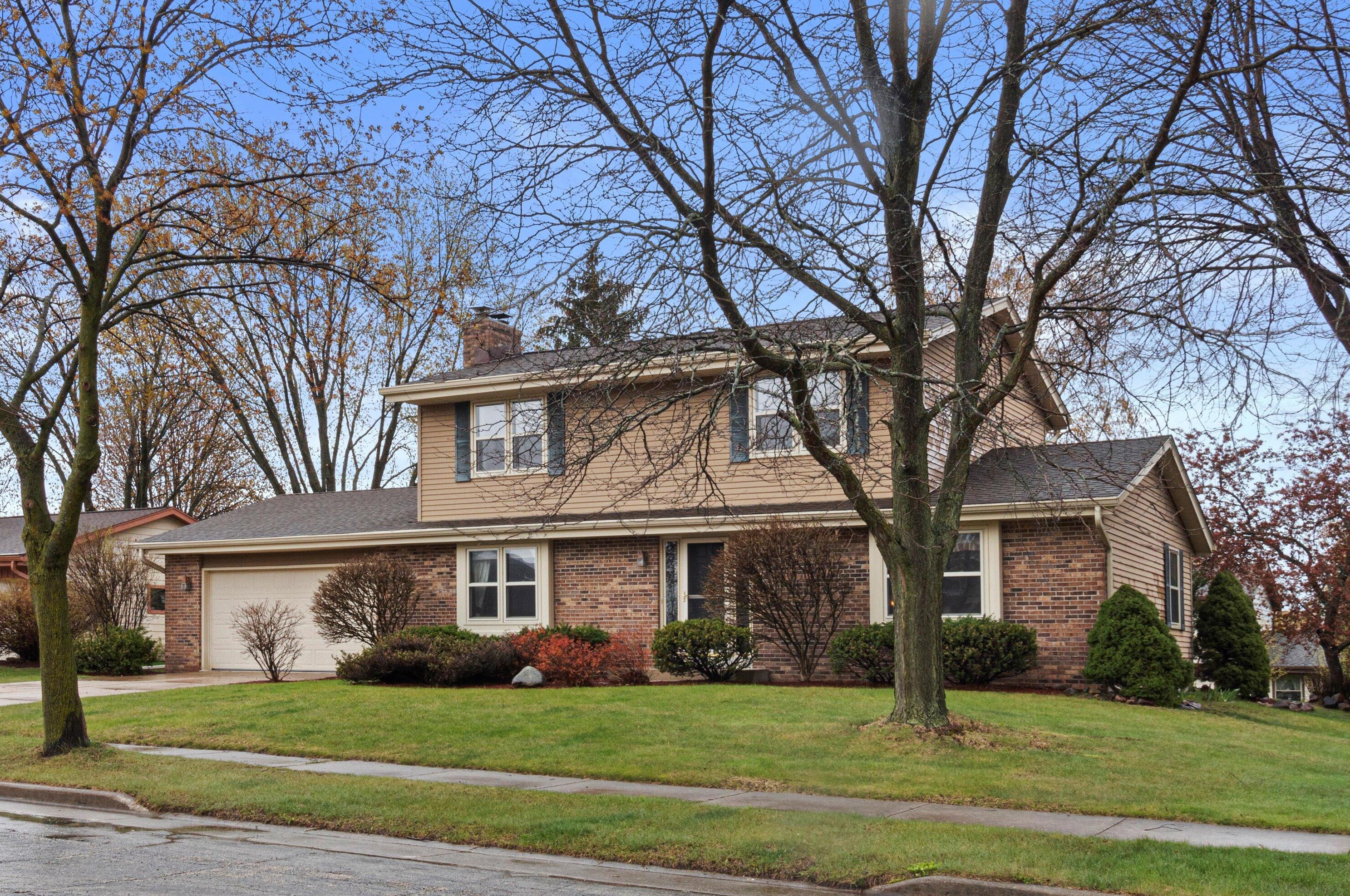 247 W Acorn Dr, Grafton, WI 53024