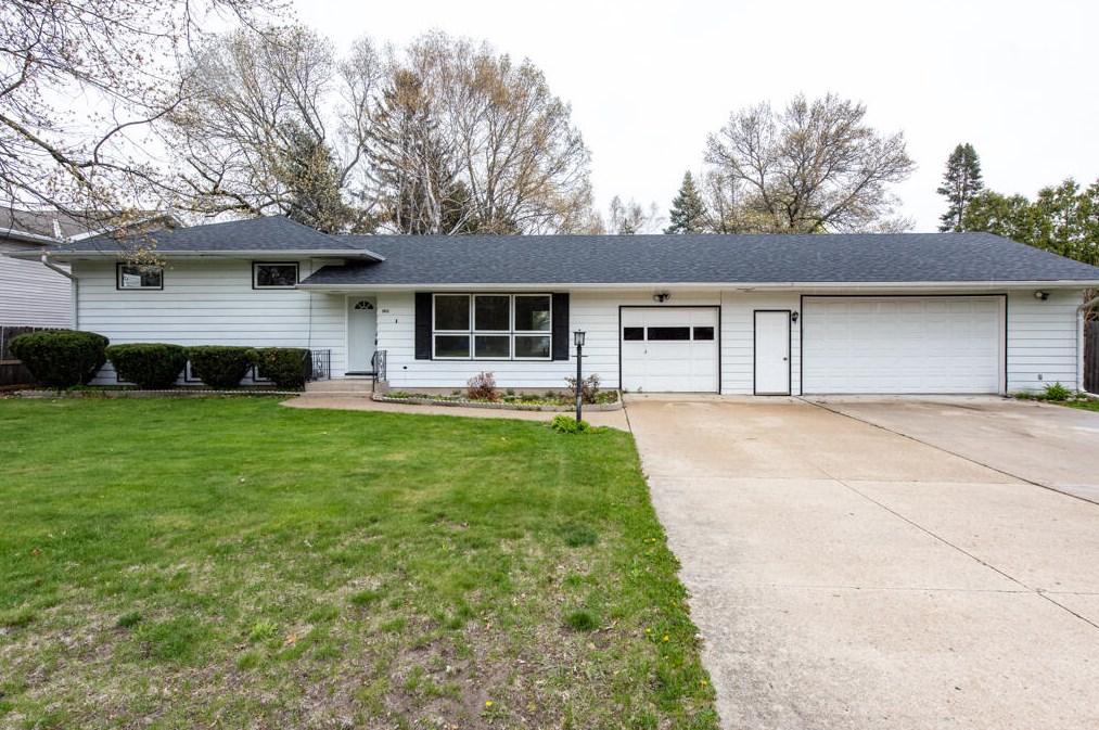 1812 83rd St, Kenosha, WI 53143