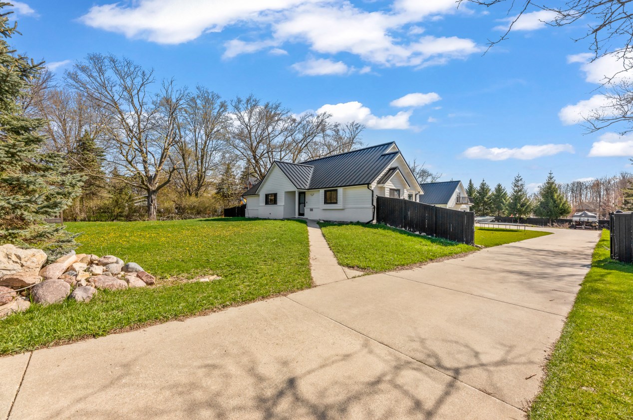 1560 Grand Ave, Hartford WI  53027-8729 exterior