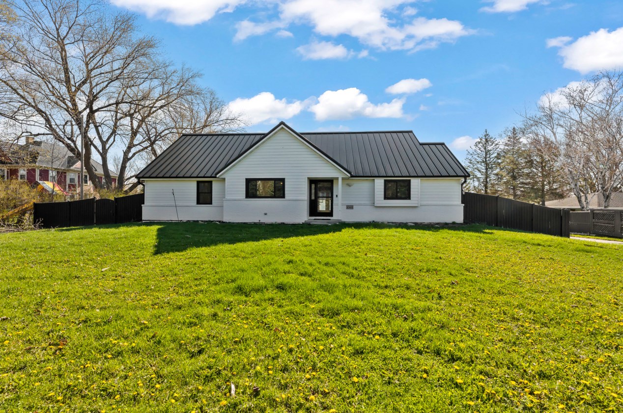 1560 Grand Ave, Hartford WI  53027-8729 exterior