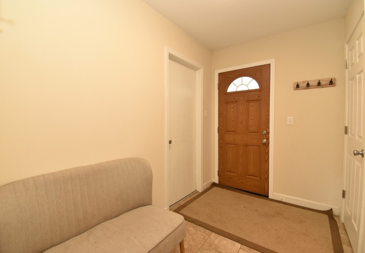18589 W Lawnsdale Rd, Waukesha, WI 53146