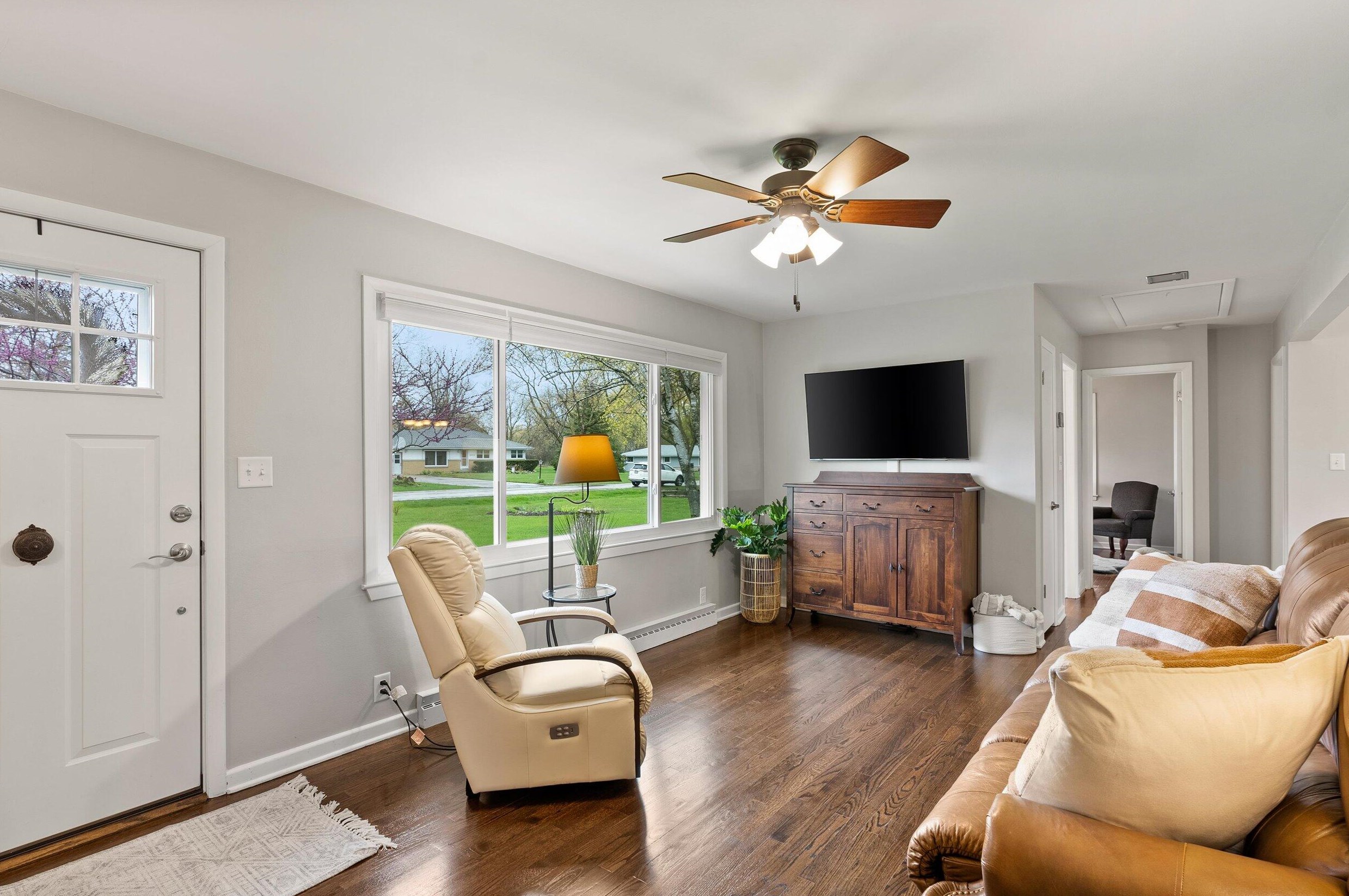 10302 N Sunnycrest Dr, Thiensville, WI 53092