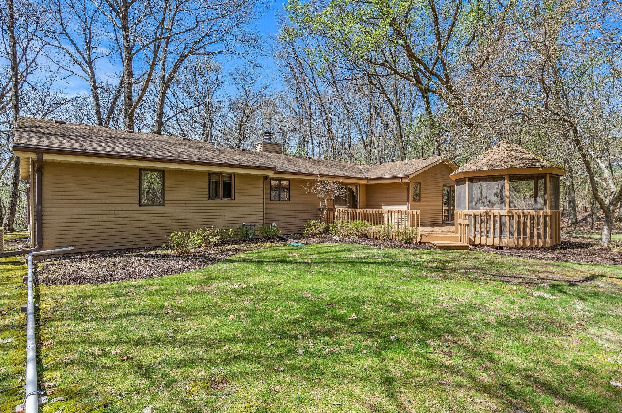 220 Glen Oak Ct, Delafield, WI 53018-1741