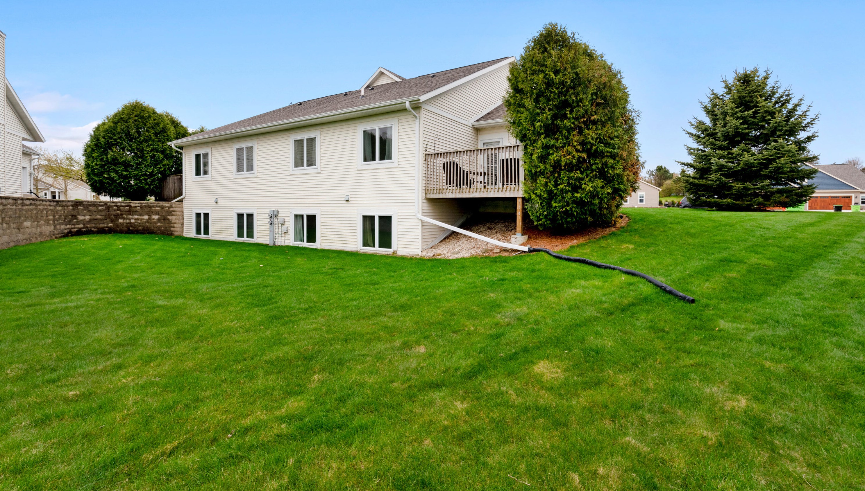 1748 Conestoga Ct, Hartford, WI 53027