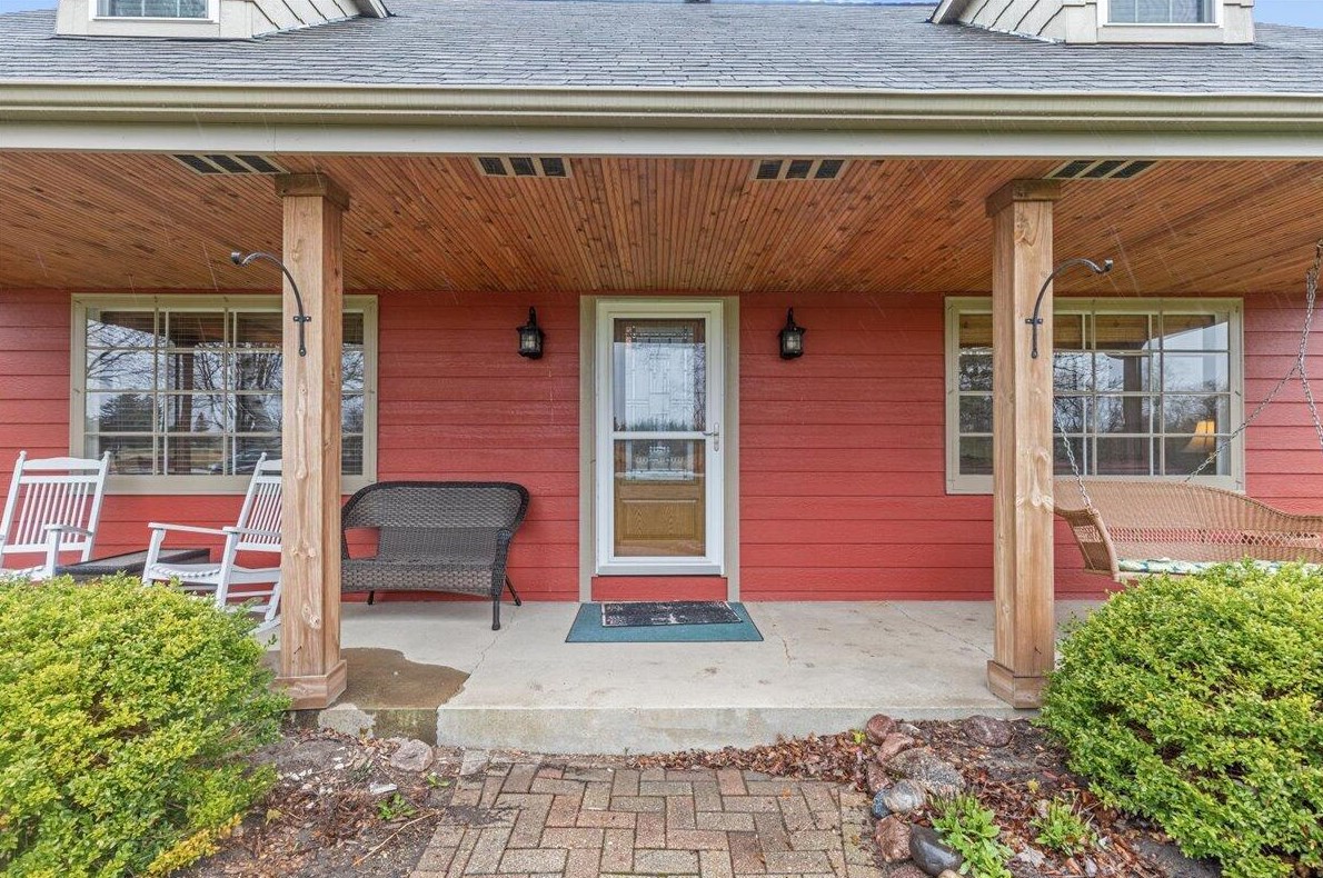 2460 Paradise Dr, West Bend, WI 53095