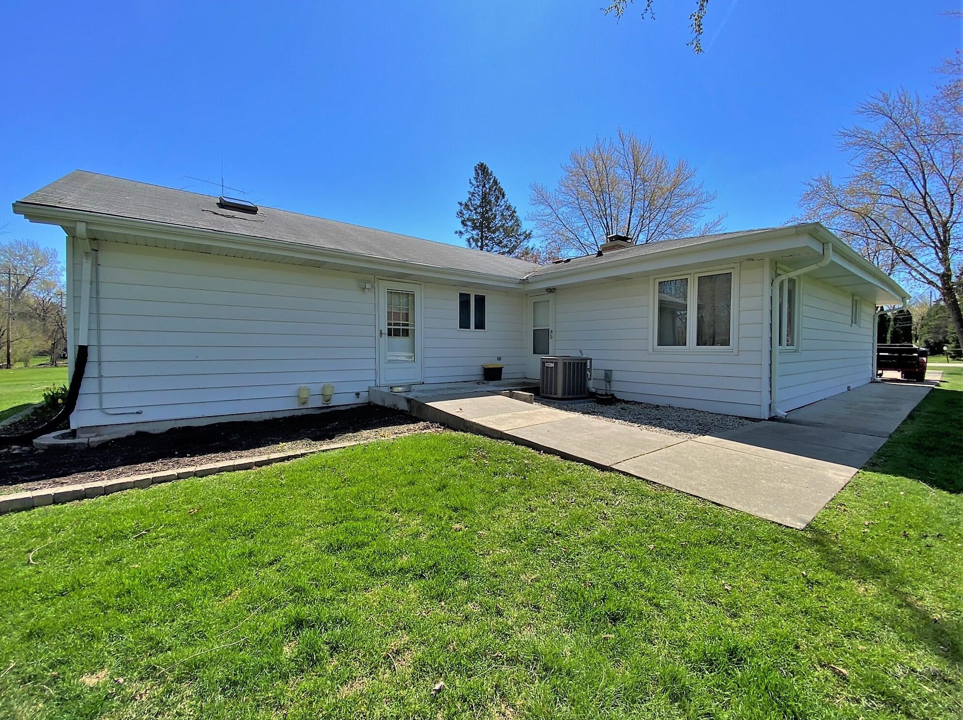 12134 Belmar Dr, Hales Corners WI  53132-1030 exterior