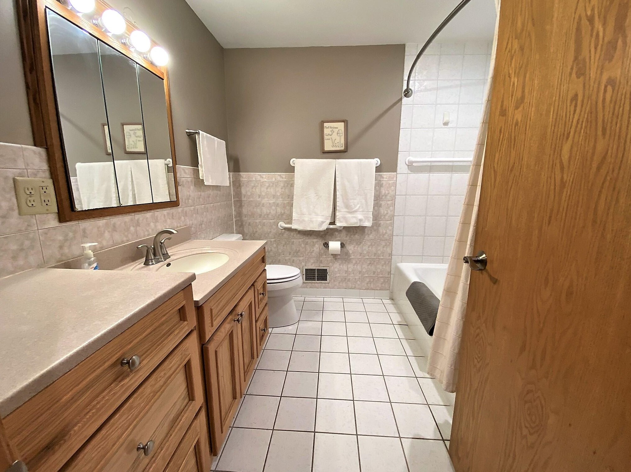 12134 Belmar Dr, Hales Corners WI  53132-1030 exterior