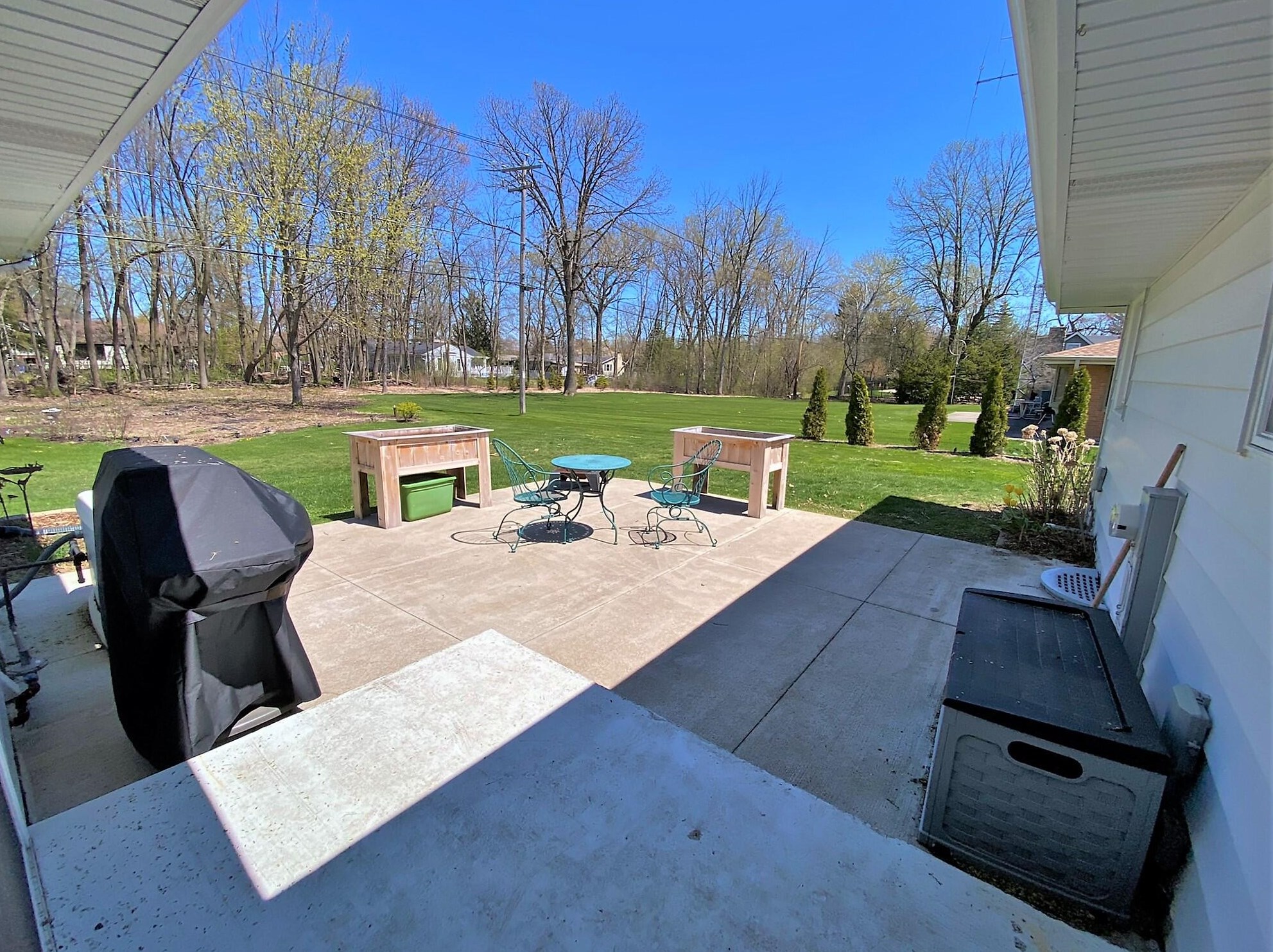 12134 Belmar Dr, Hales Corners WI  53132-1030 exterior