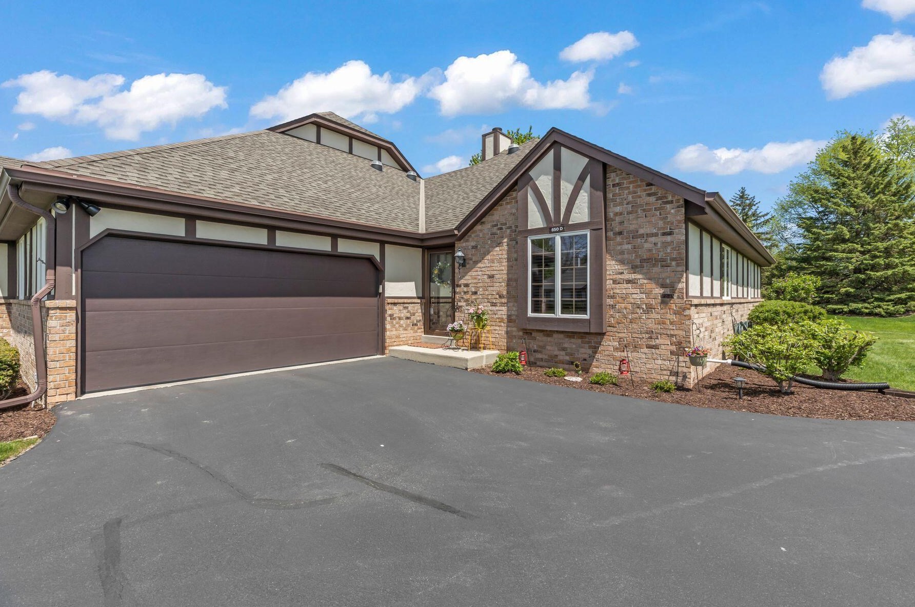 850 Oakwood Ln, Brookfield, WI 53045-2831